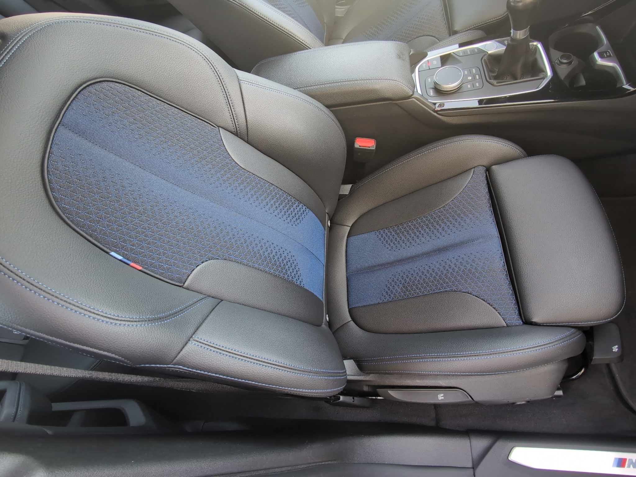 Daumennagel 28 - BMW 218d M-Sport Navi LED PDC Lenradkheizung