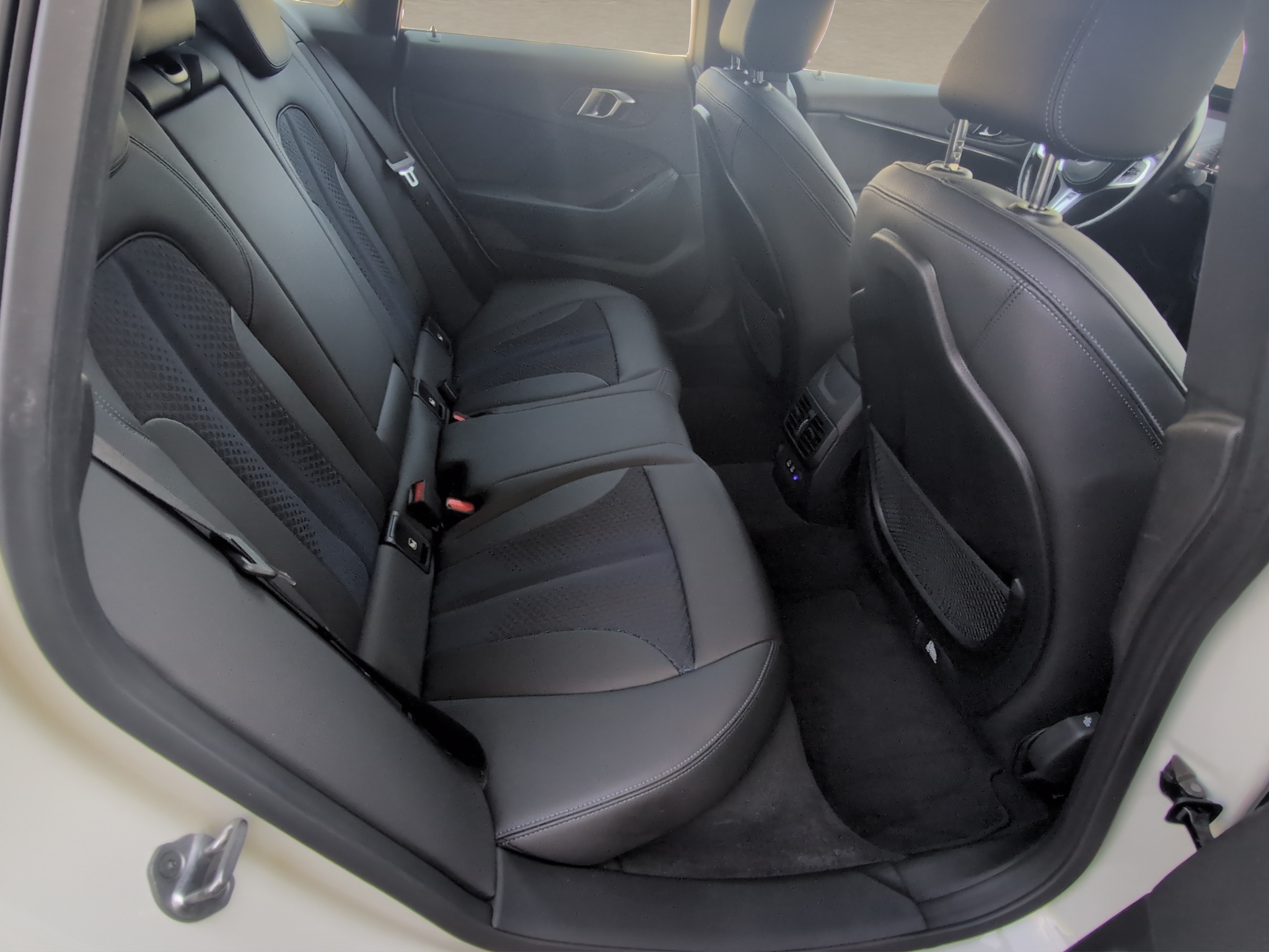 Daumennagel 29 - BMW 218d M-Sport Navi LED PDC Lenradkheizung