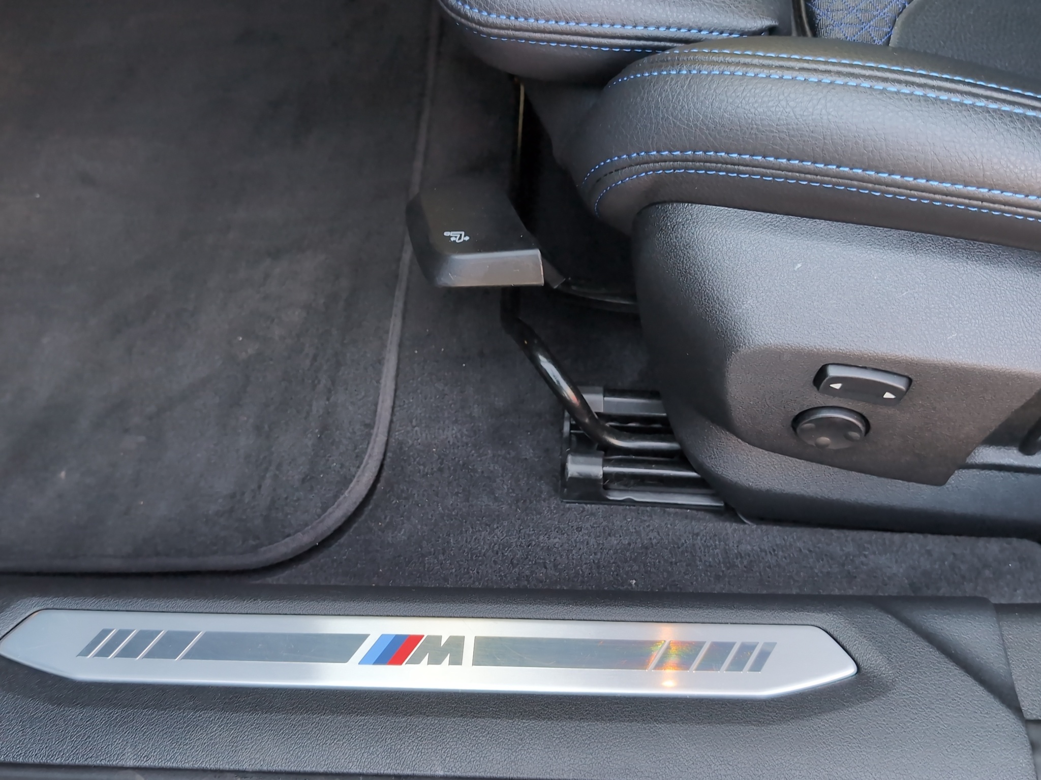 Daumennagel 35 - BMW 218d M-Sport Navi LED PDC Lenradkheizung