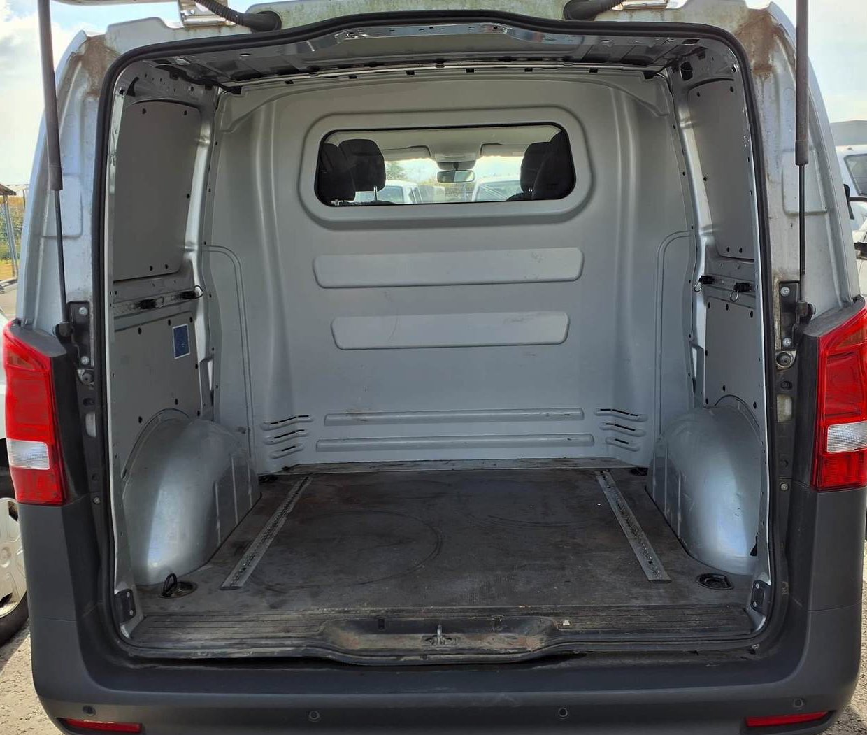 Daumennagel 8 - Mercedes-Benz Vito 114 CDI MIXTO 4x4 Kurz AUTOM STHZ TEMPOM