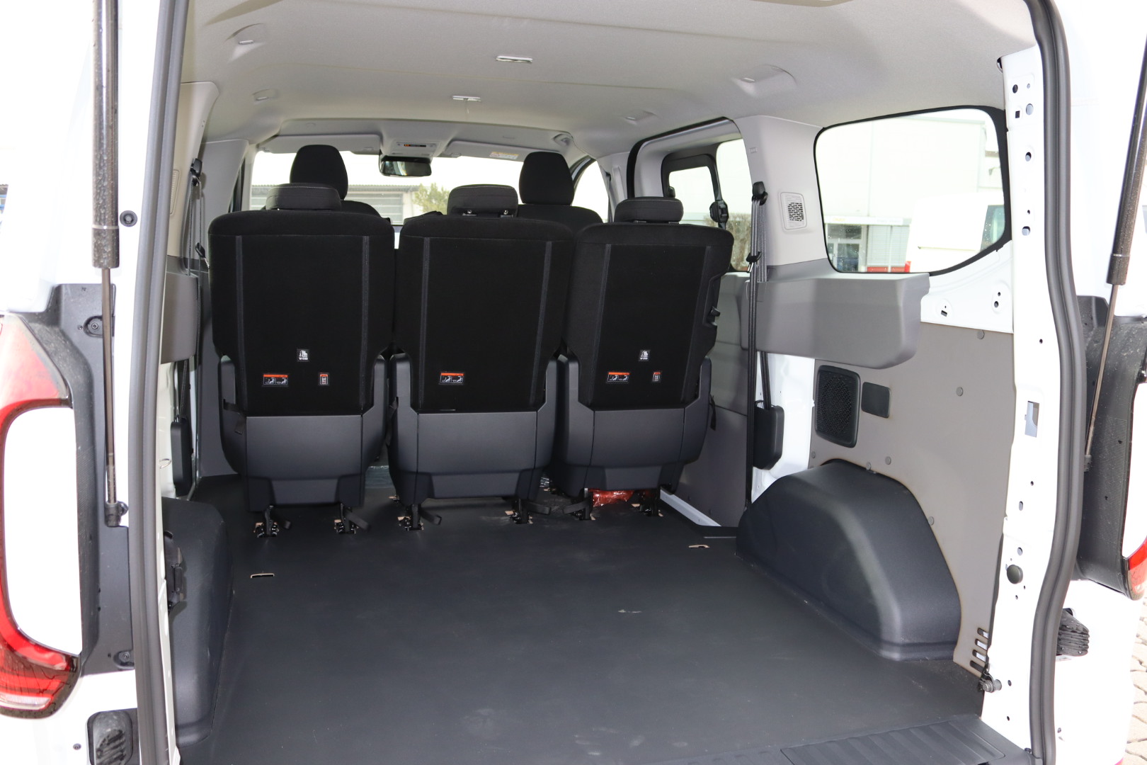 Daumennagel 12 - Volkswagen T7 Transporter 5-Sitzer Kurz AHK KAM LED SHZ N1