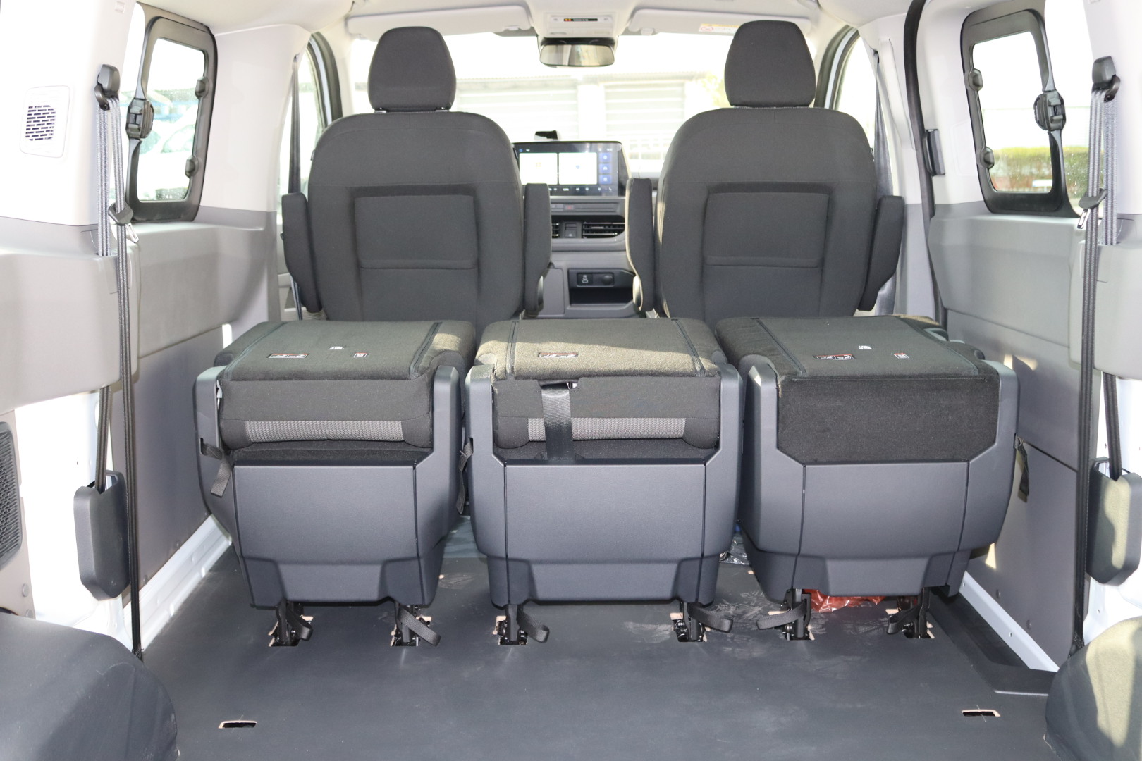 Daumennagel 14 - Volkswagen T7 Transporter 5-Sitzer Kurz AHK KAM LED SHZ N1