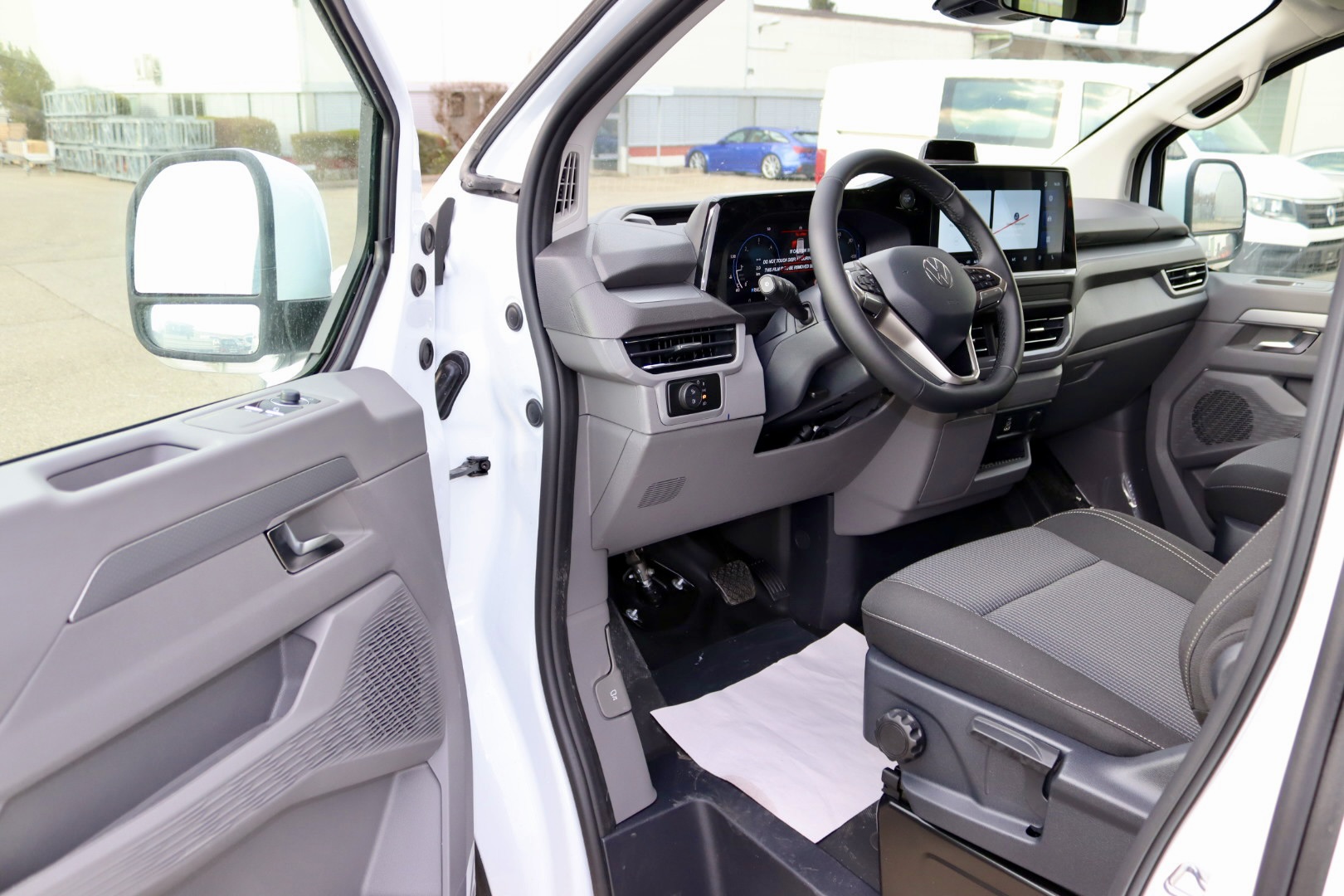 Daumennagel 22 - Volkswagen T7 Transporter 5-Sitzer Kurz AHK KAM LED SHZ N1