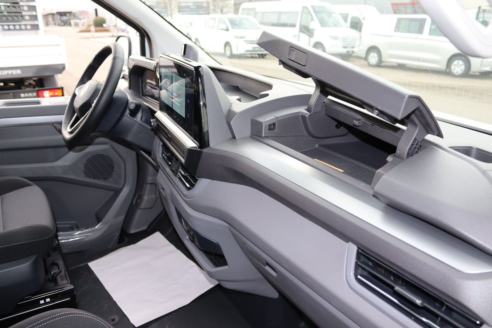 Daumennagel 45 - Volkswagen T7 Transporter 5-Sitzer Kurz AHK KAM LED SHZ N1