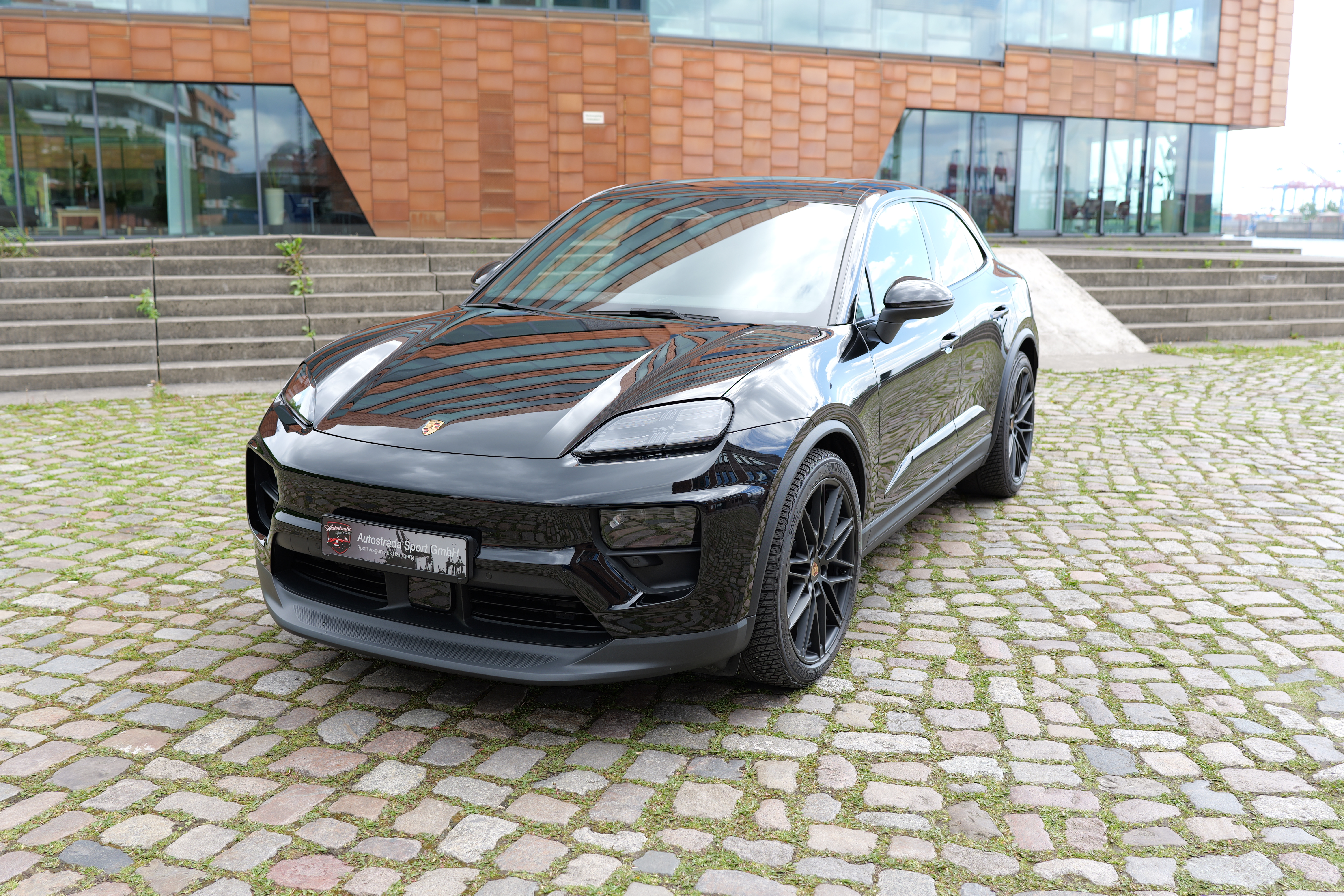 Porsche Macan Electric 4 Used vehicle for sale | First registration 10/2024 | Price 78.900 €