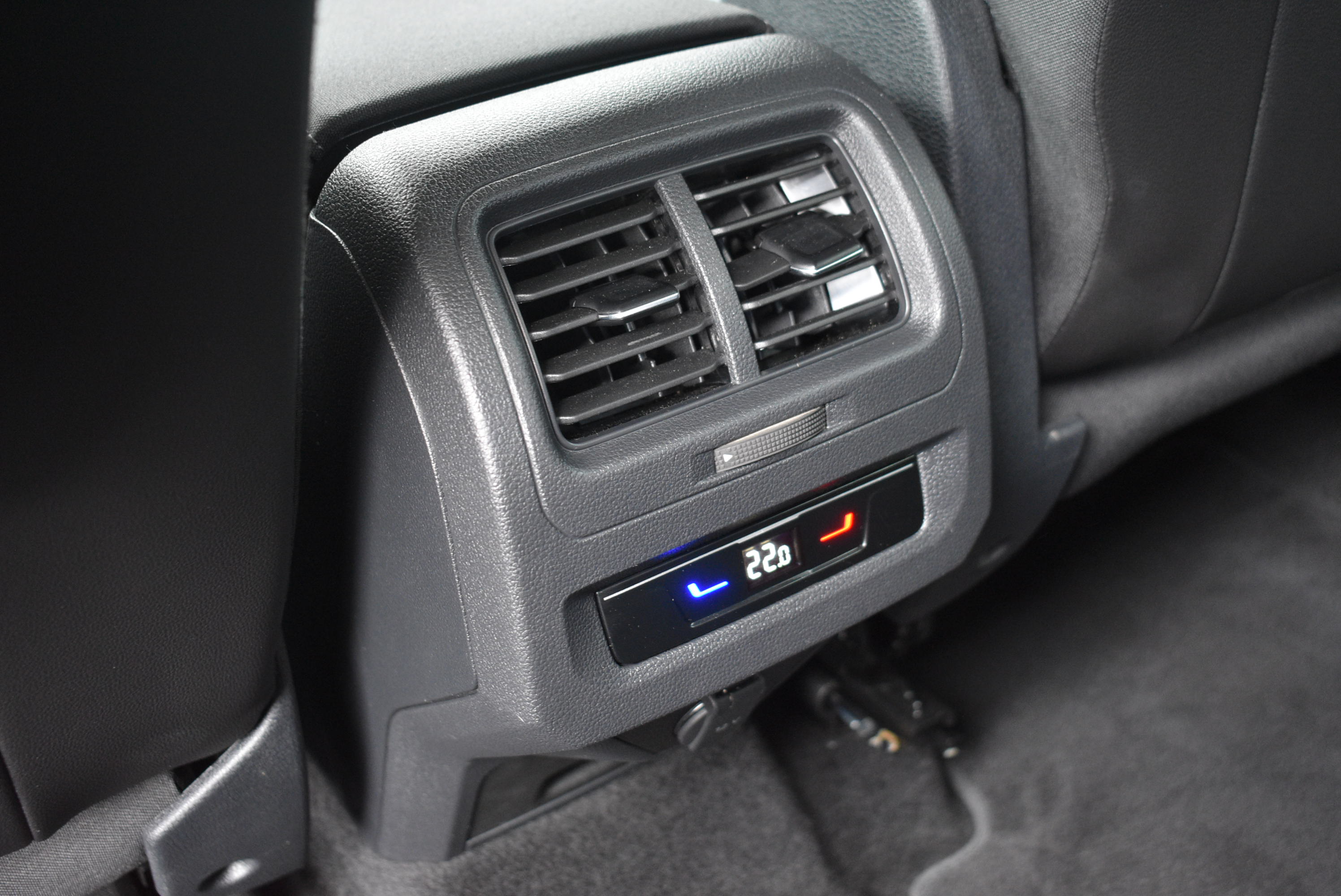 Daumennagel 32 - Volkswagen TOURAN COMFORT/ DIG.C/STAND/7SITZ/RFK/APP/LED/ACC/AHK