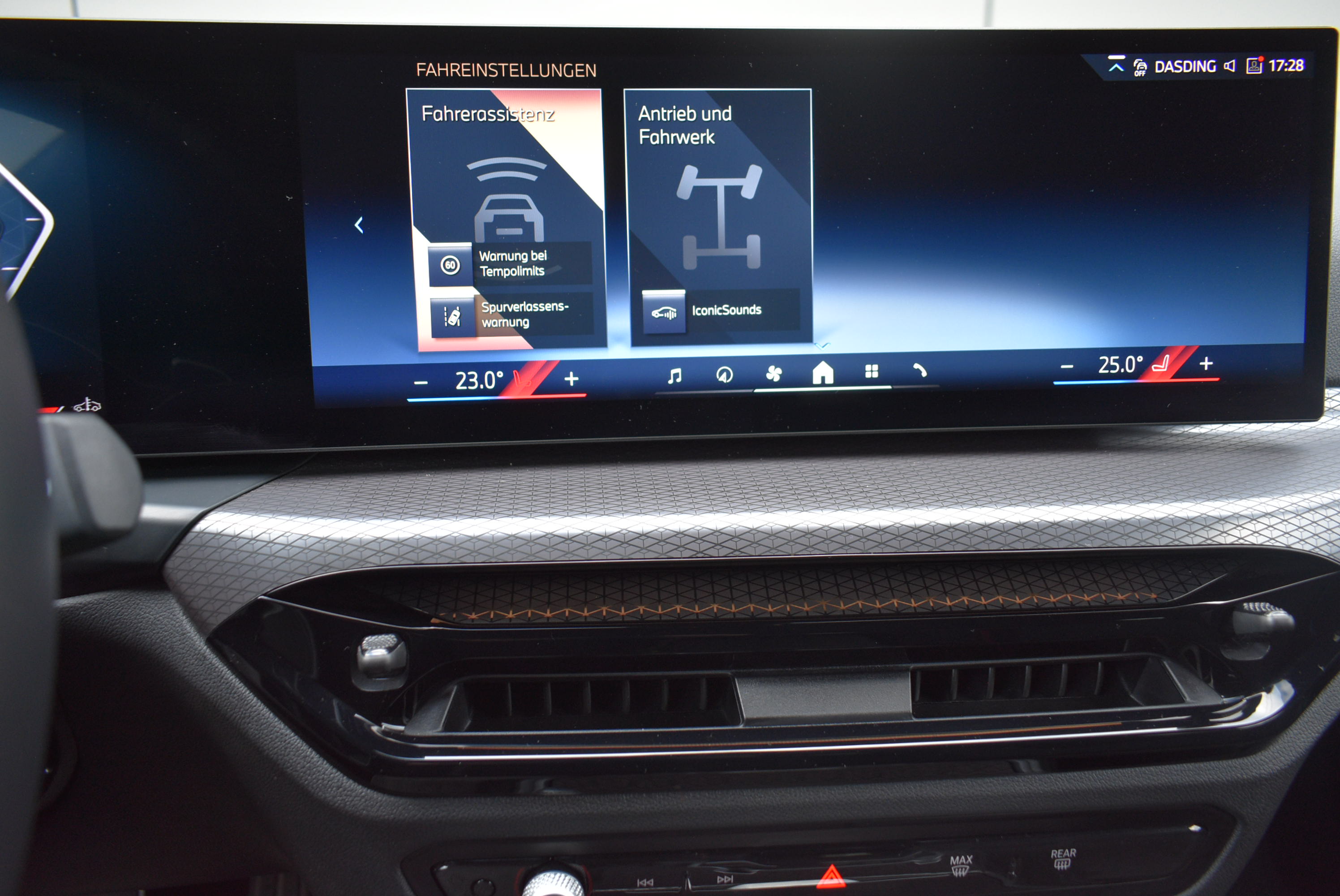 Thumbnail 28 - BMW 330 IX/M-SPORT/SHADOW/ WIDES./HUD/ACC/360°/AHK/CAR-PLAY