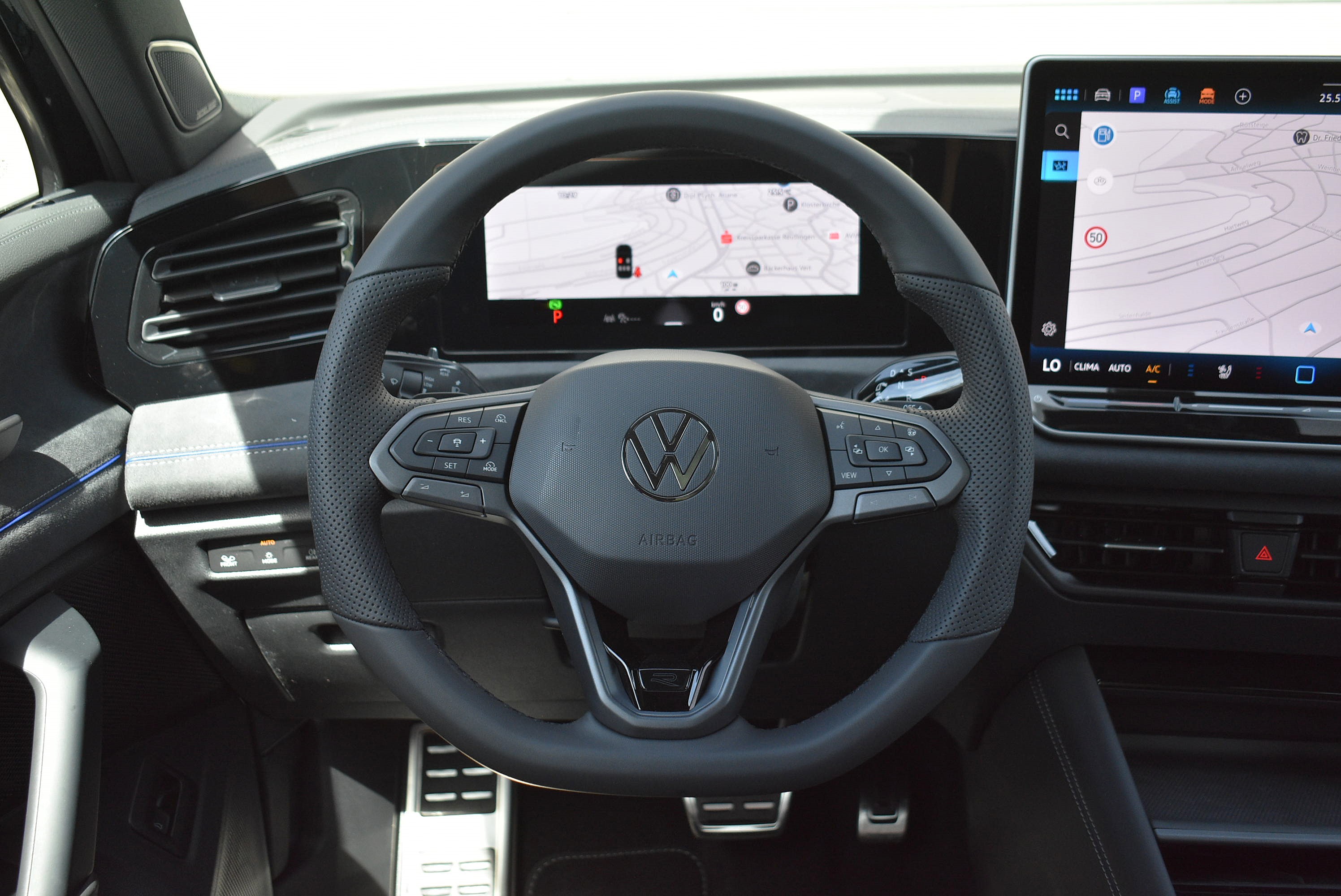 Thumbnail 13 - Volkswagen Tiguan R-LINE /STHZ HUD/PANO/20 ZOLL/H&K/BLACK/IQ