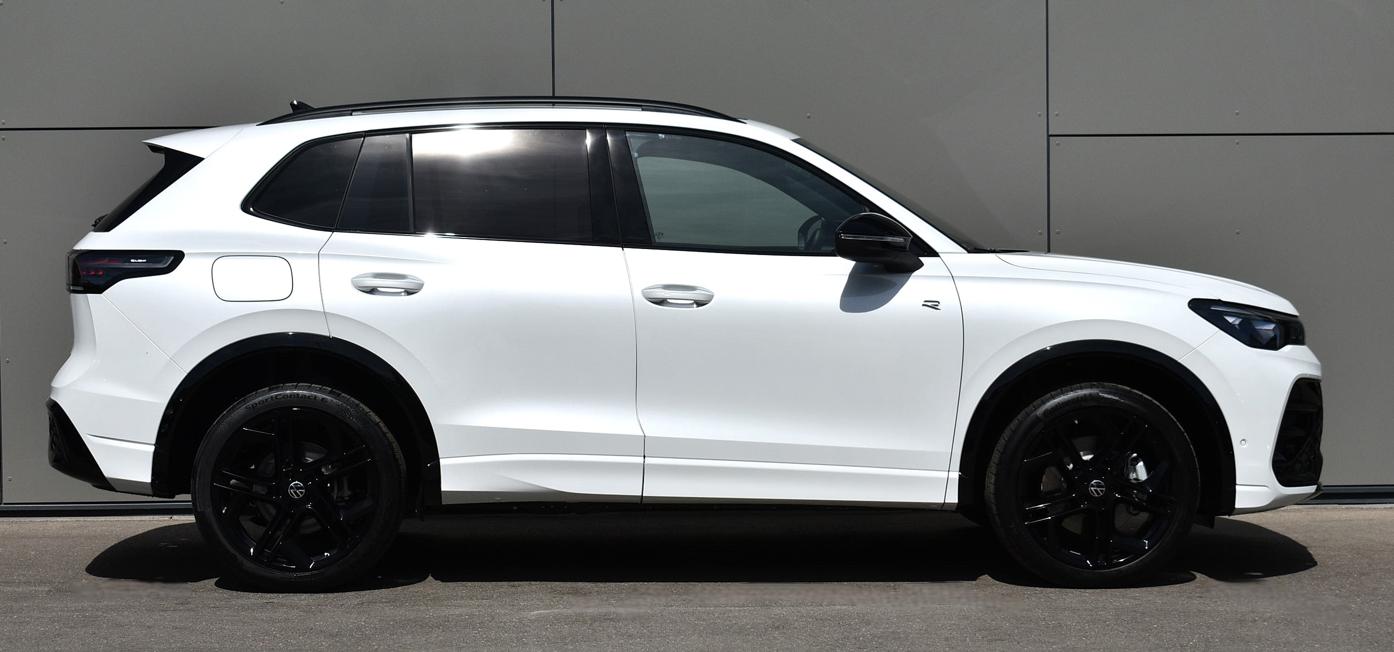 Thumbnail 6 - Volkswagen Tiguan R-LINE /STHZ HUD/PANO/20 ZOLL/H&K/BLACK/IQ