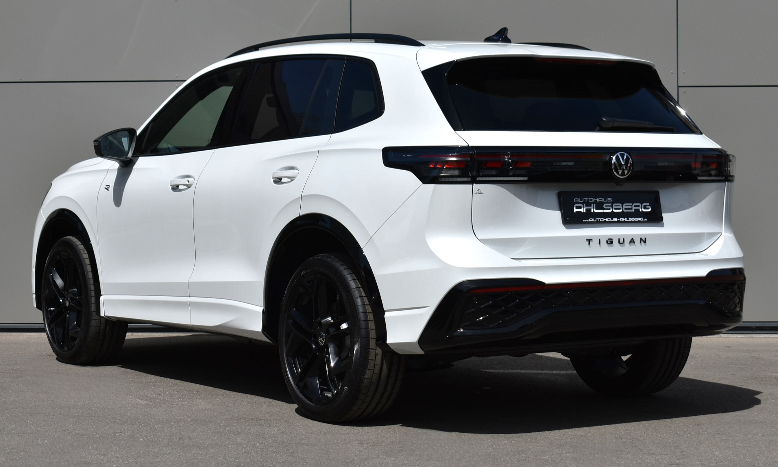 Thumbnail 8 - Volkswagen Tiguan R-LINE /STHZ HUD/PANO/20 ZOLL/H&K/BLACK/IQ