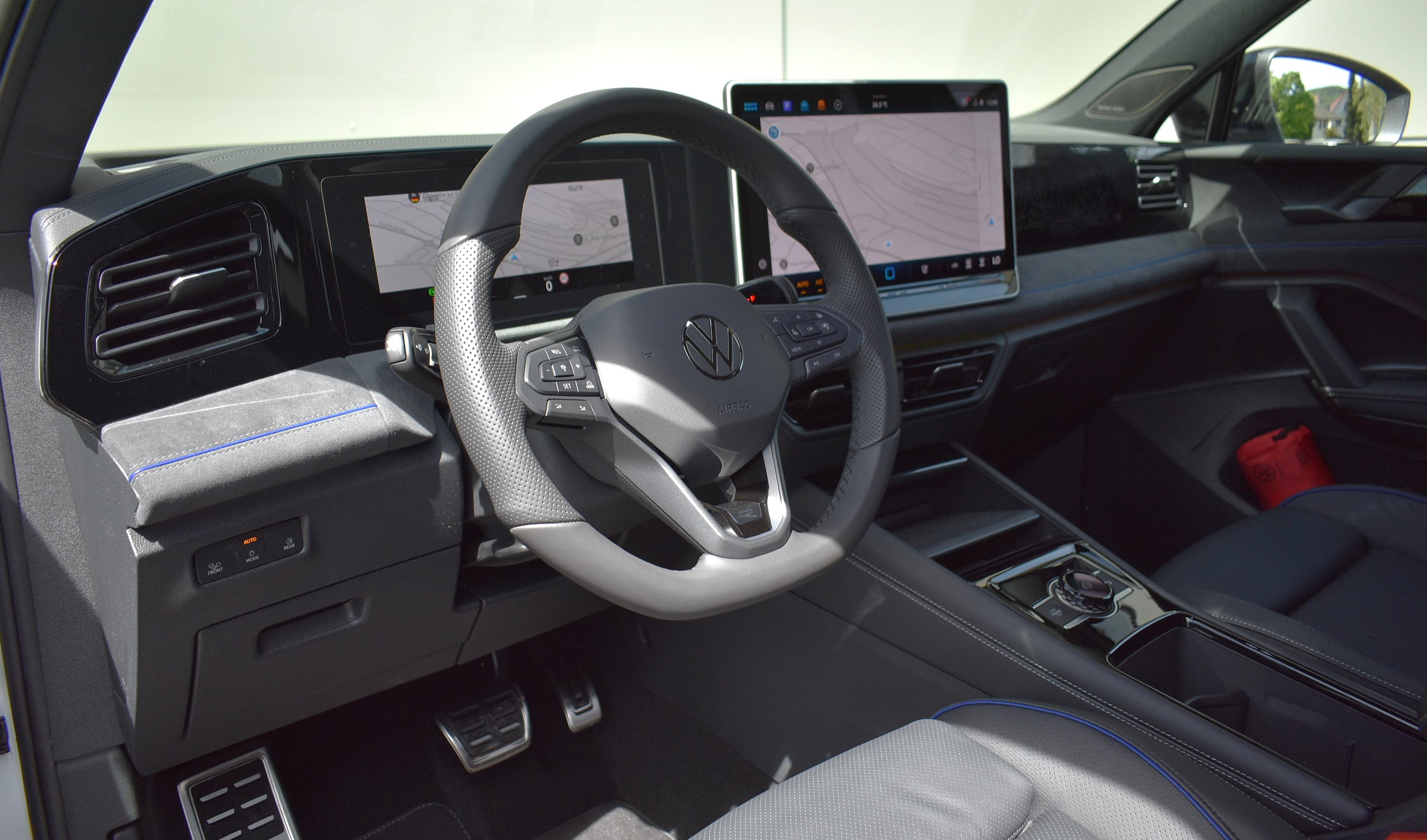 Thumbnail 12 - Volkswagen Tiguan R-LINE /STHZ HUD/PANO/20 ZOLL/H&K/BLACK/IQ