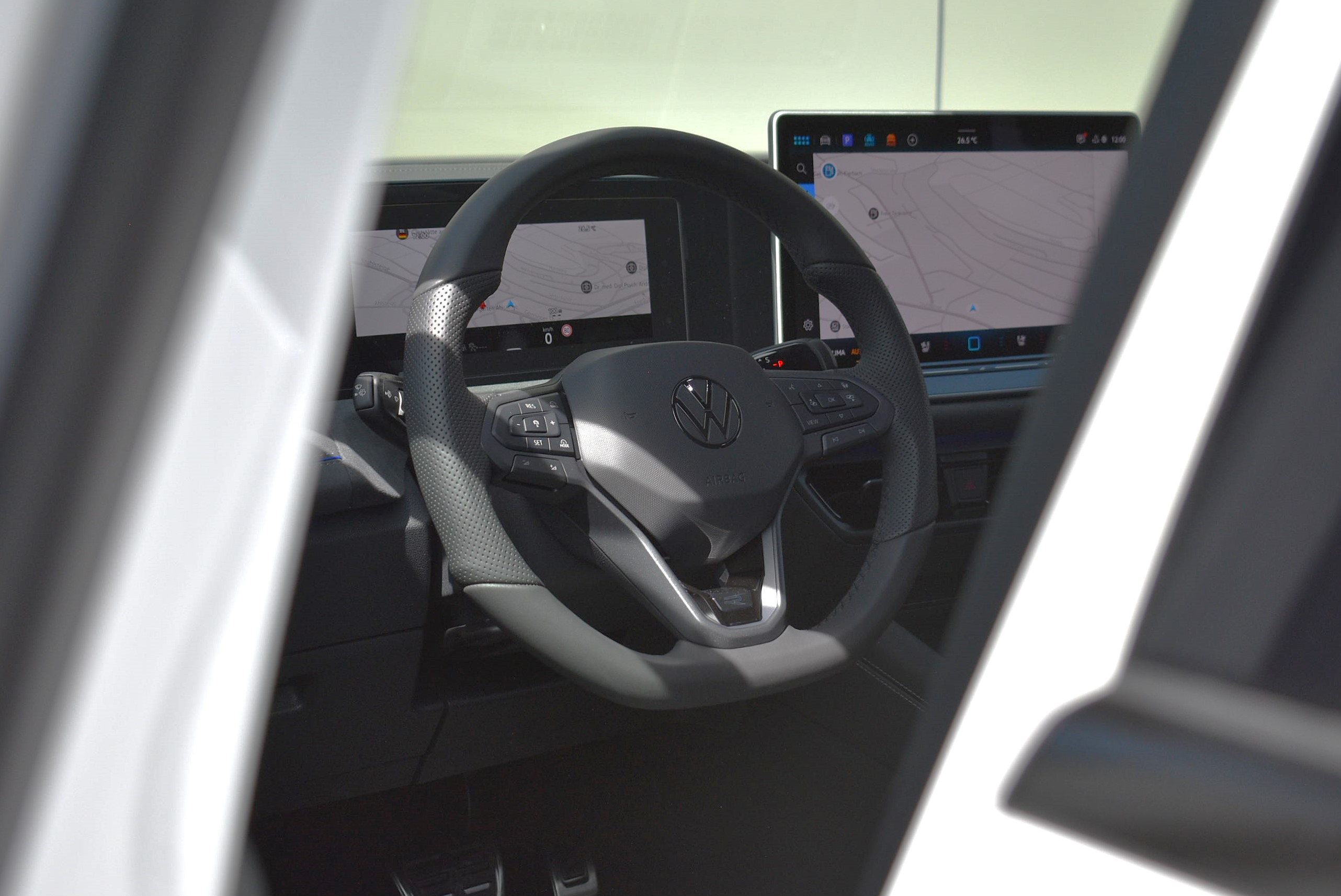 Thumbnail 11 - Volkswagen Tiguan R-LINE /STHZ HUD/PANO/20 ZOLL/H&K/BLACK/IQ