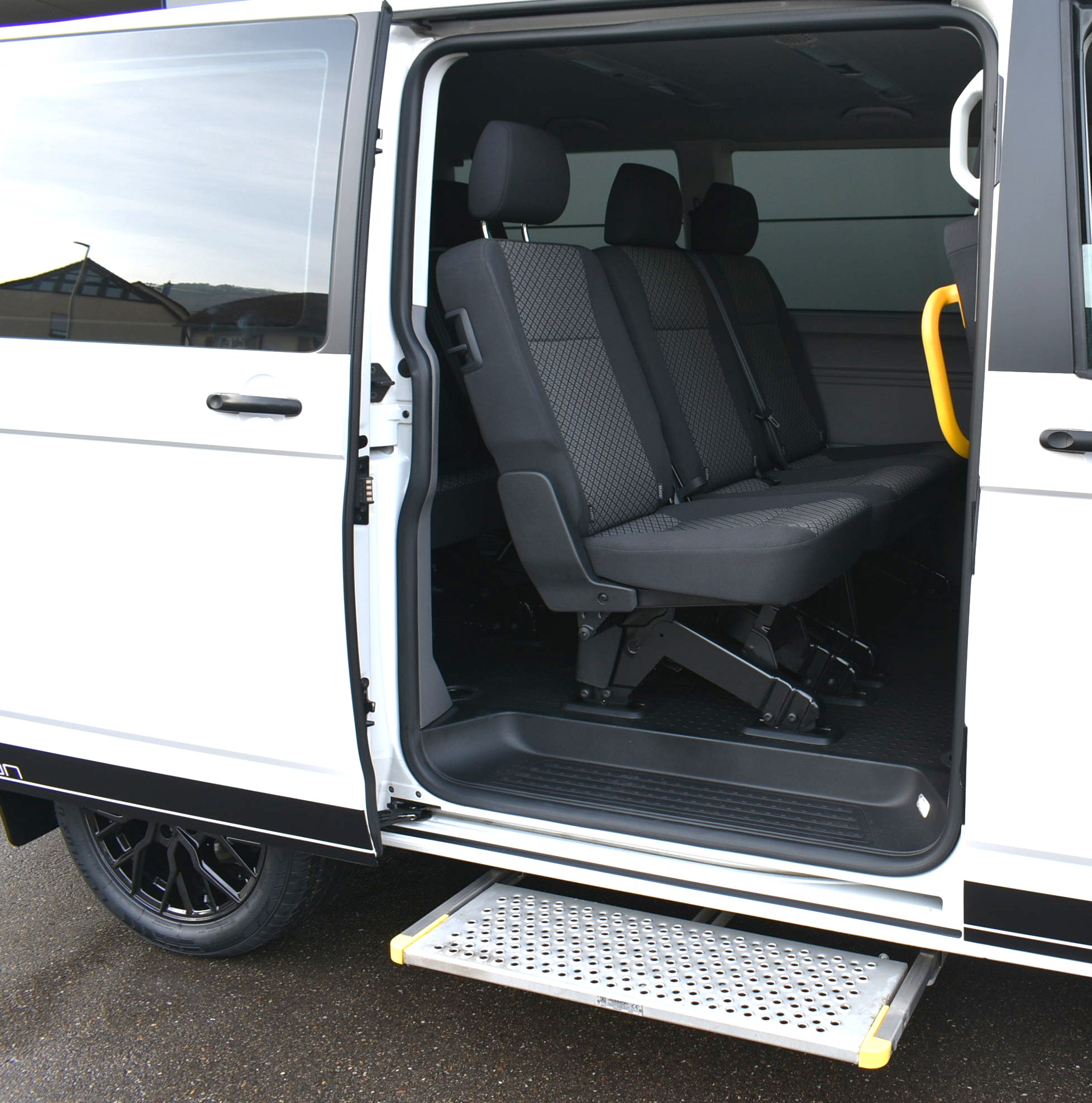 Thumbnail 18 - Volkswagen T6.1 CARAV.EDITION/ 9-SITZ/1.HAND/PDC/BT/AHK/DAB