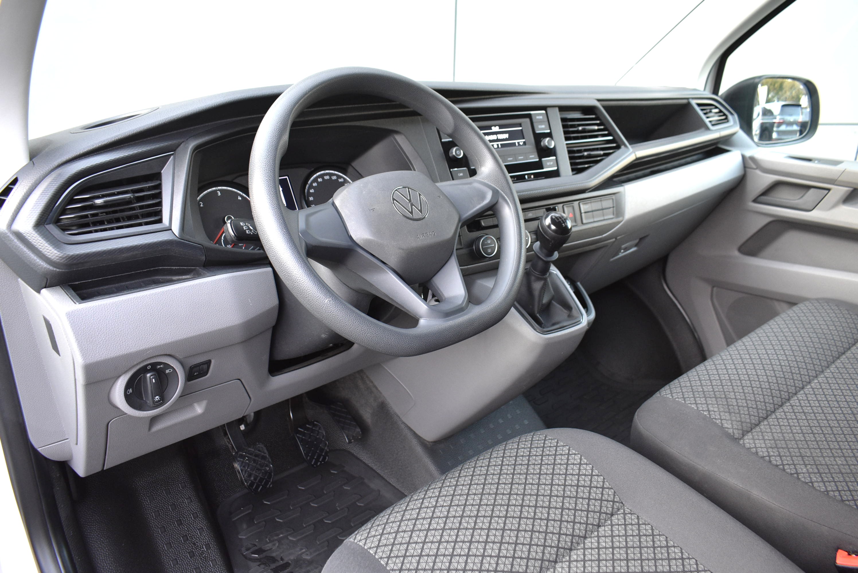 Thumbnail 12 - Volkswagen T6.1 CARAV.EDITION/ 9-SITZ/1.HAND/PDC/BT/AHK/DAB