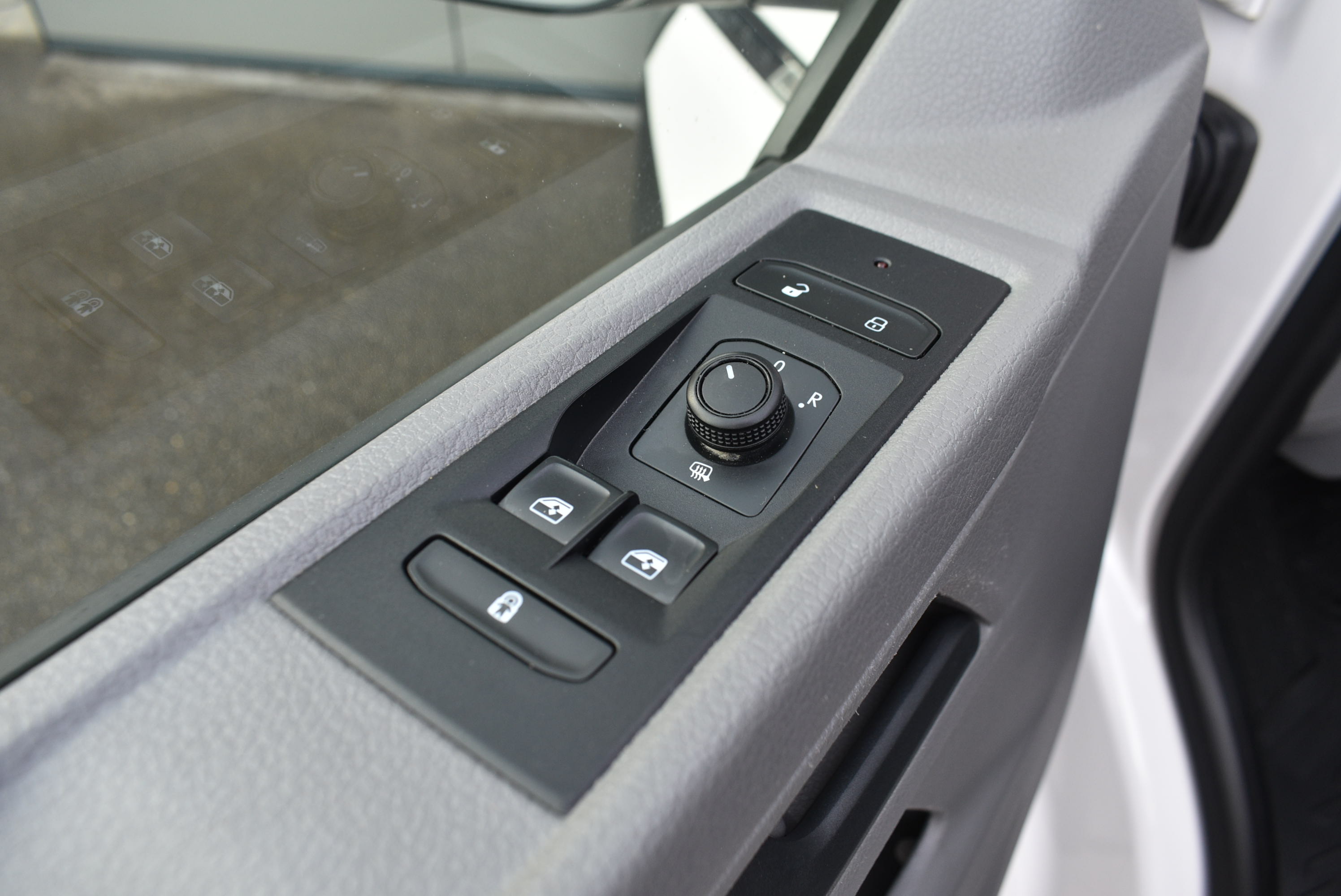 Thumbnail 10 - Volkswagen T6.1 CARAV.EDITION/ 9-SITZ/1.HAND/PDC/BT/AHK/DAB