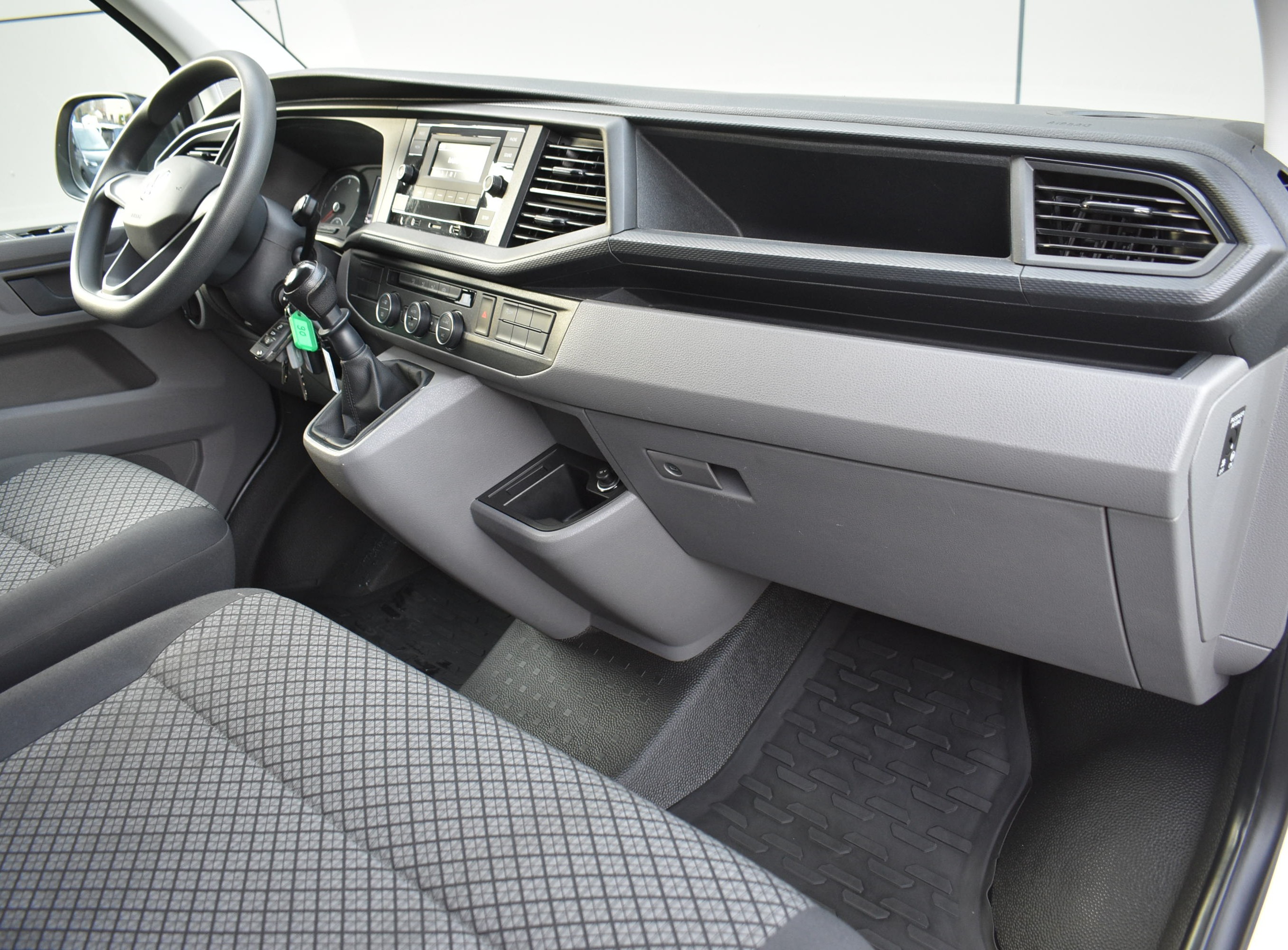 Thumbnail 17 - Volkswagen T6.1 CARAV.EDITION/ 9-SITZ/1.HAND/PDC/BT/AHK/DAB