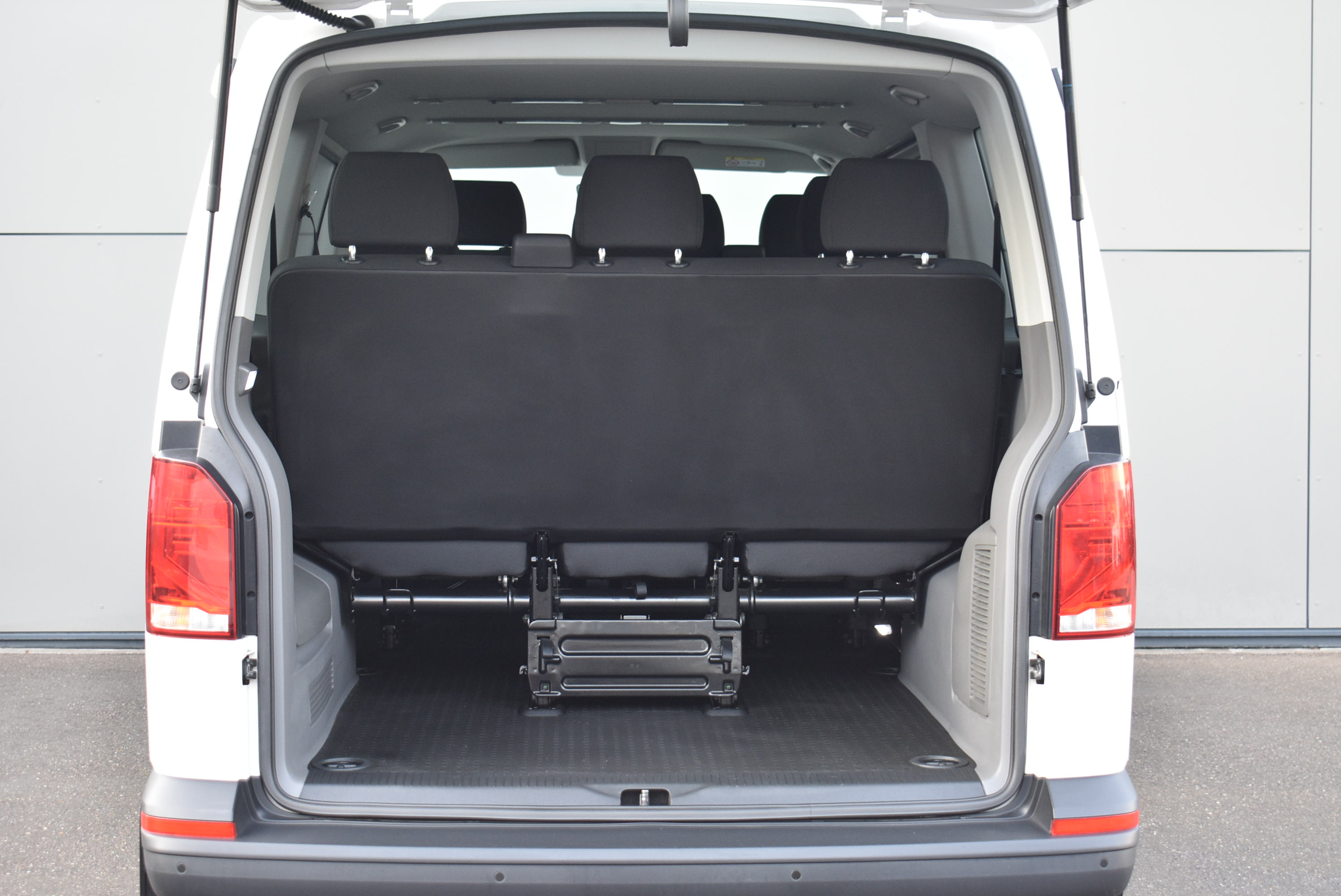 Thumbnail 23 - Volkswagen T6.1 CARAV.EDITION/ 9-SITZ/1.HAND/PDC/BT/AHK/DAB