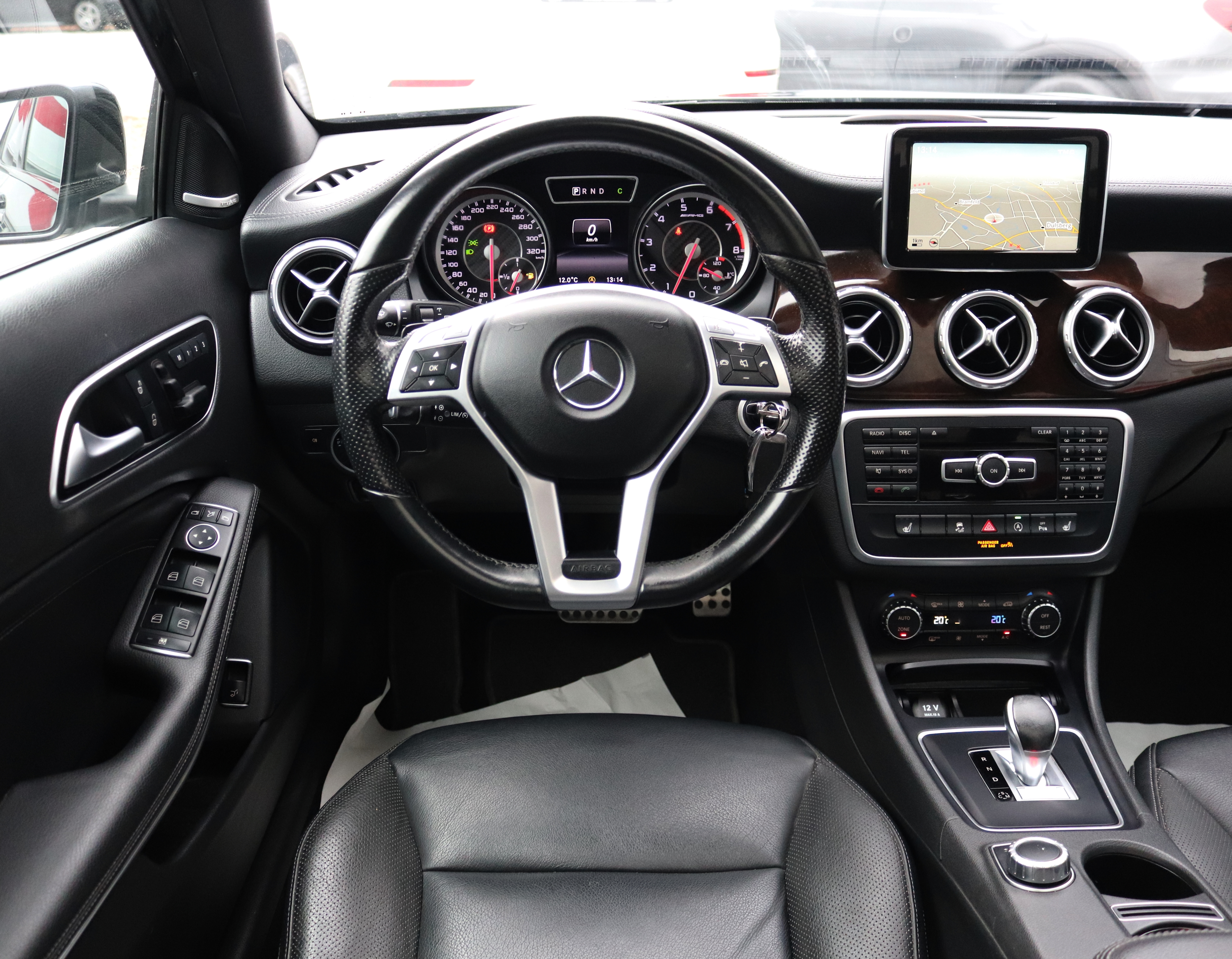 Daumennagel 3 - Mercedes-Benz GLA 45 AMG 4MATIC Panoram Kamera H&K Memory