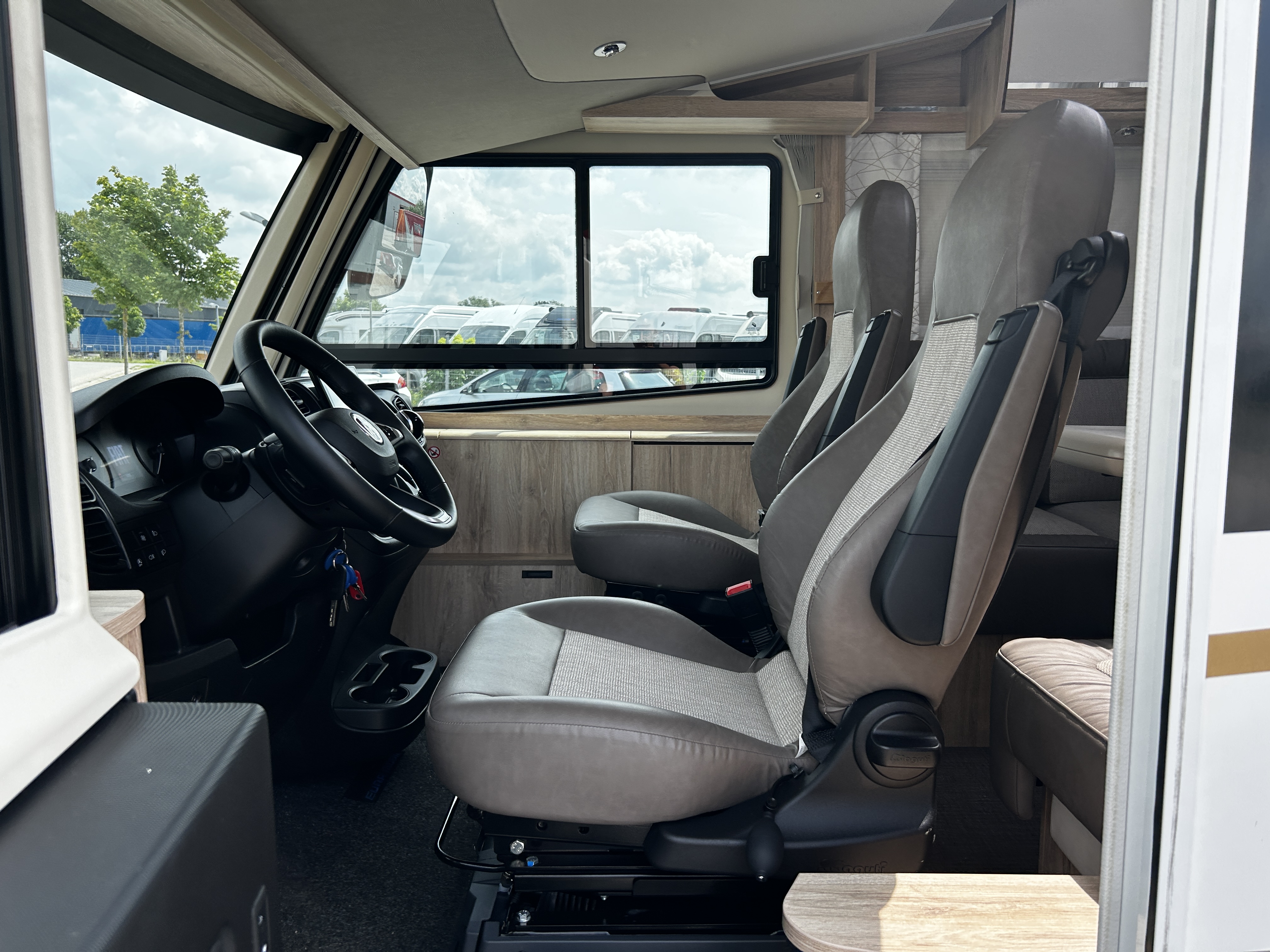 Thumbnail 9 - Eura Mobil Integra Line 695 LF Backofen Stützen Navi Kamera