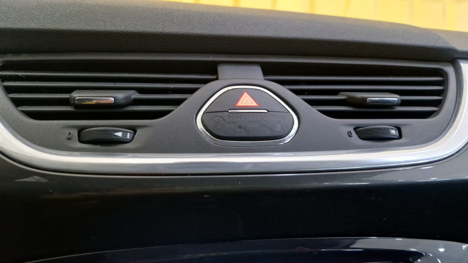 Daumennagel 32 - Opel Corsa E ACC ECOFLEX TOTWINKEL MULTIFUNKTIONSLENKRAD