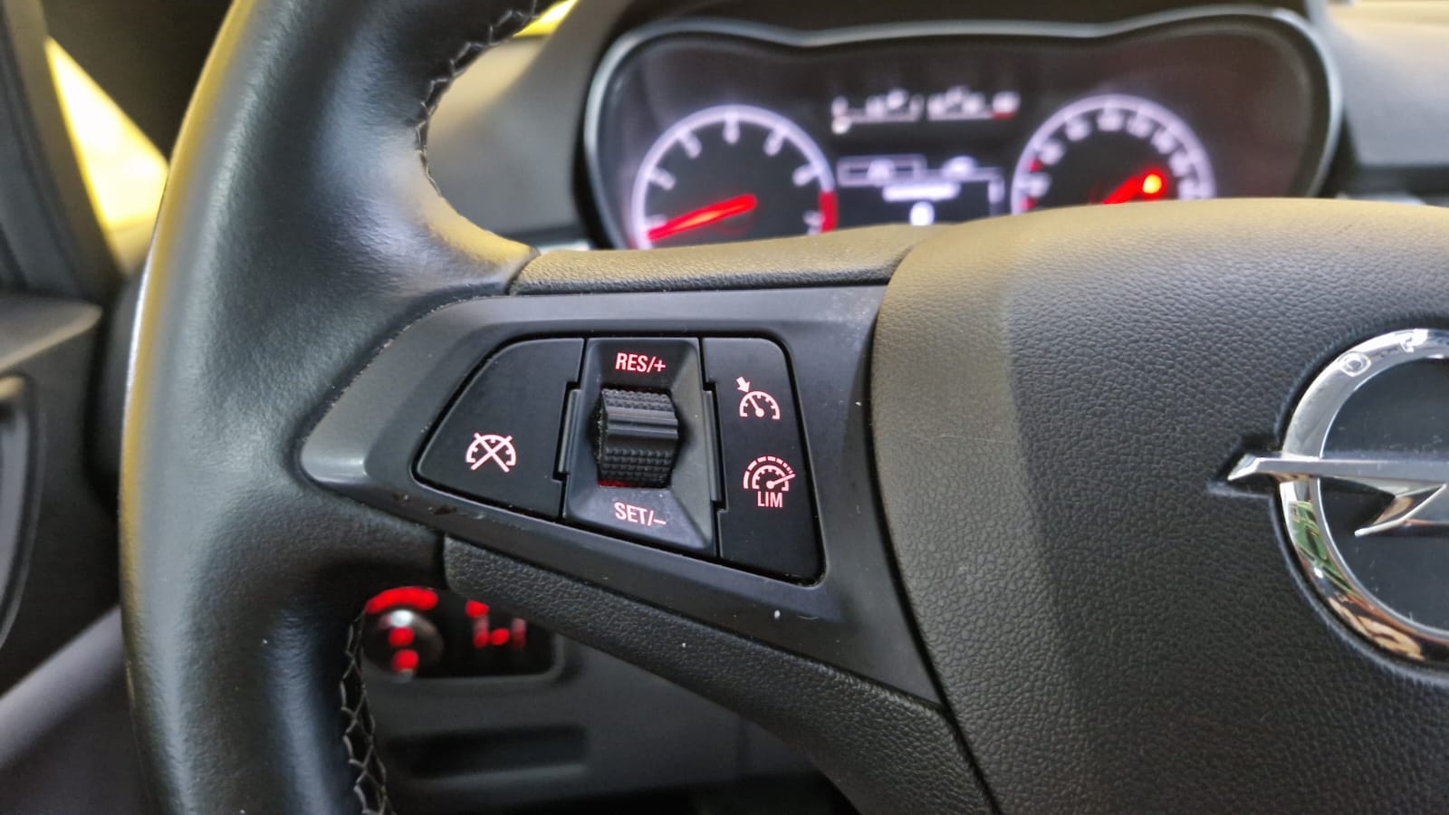 Daumennagel 23 - Opel Corsa E ACC ECOFLEX TOTWINKEL MULTIFUNKTIONSLENKRAD