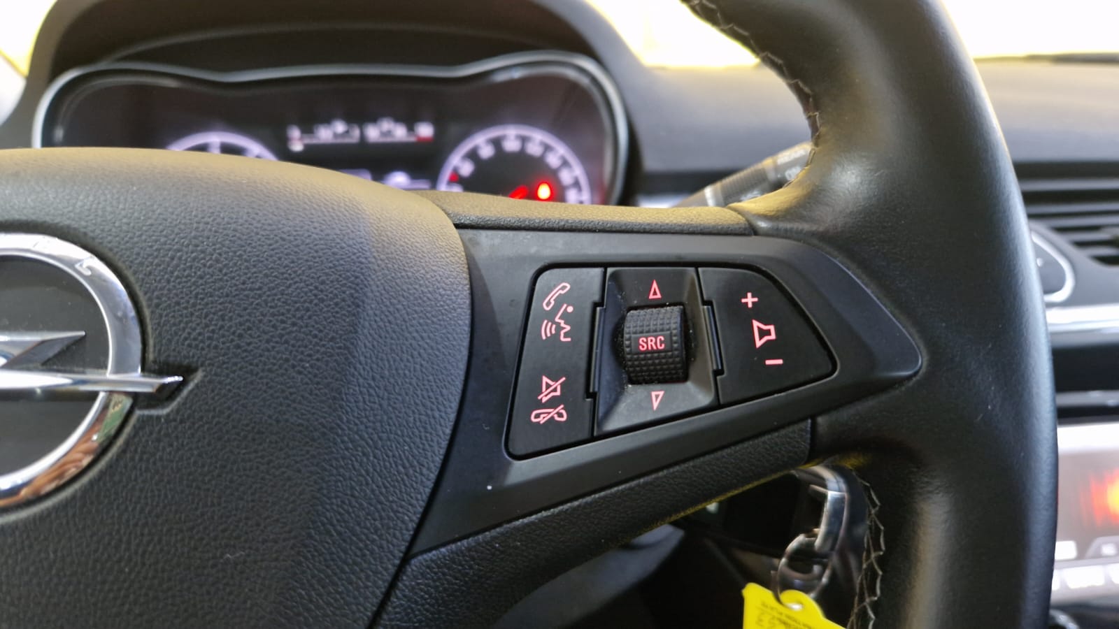 Daumennagel 24 - Opel Corsa E ACC ECOFLEX TOTWINKEL MULTIFUNKTIONSLENKRAD