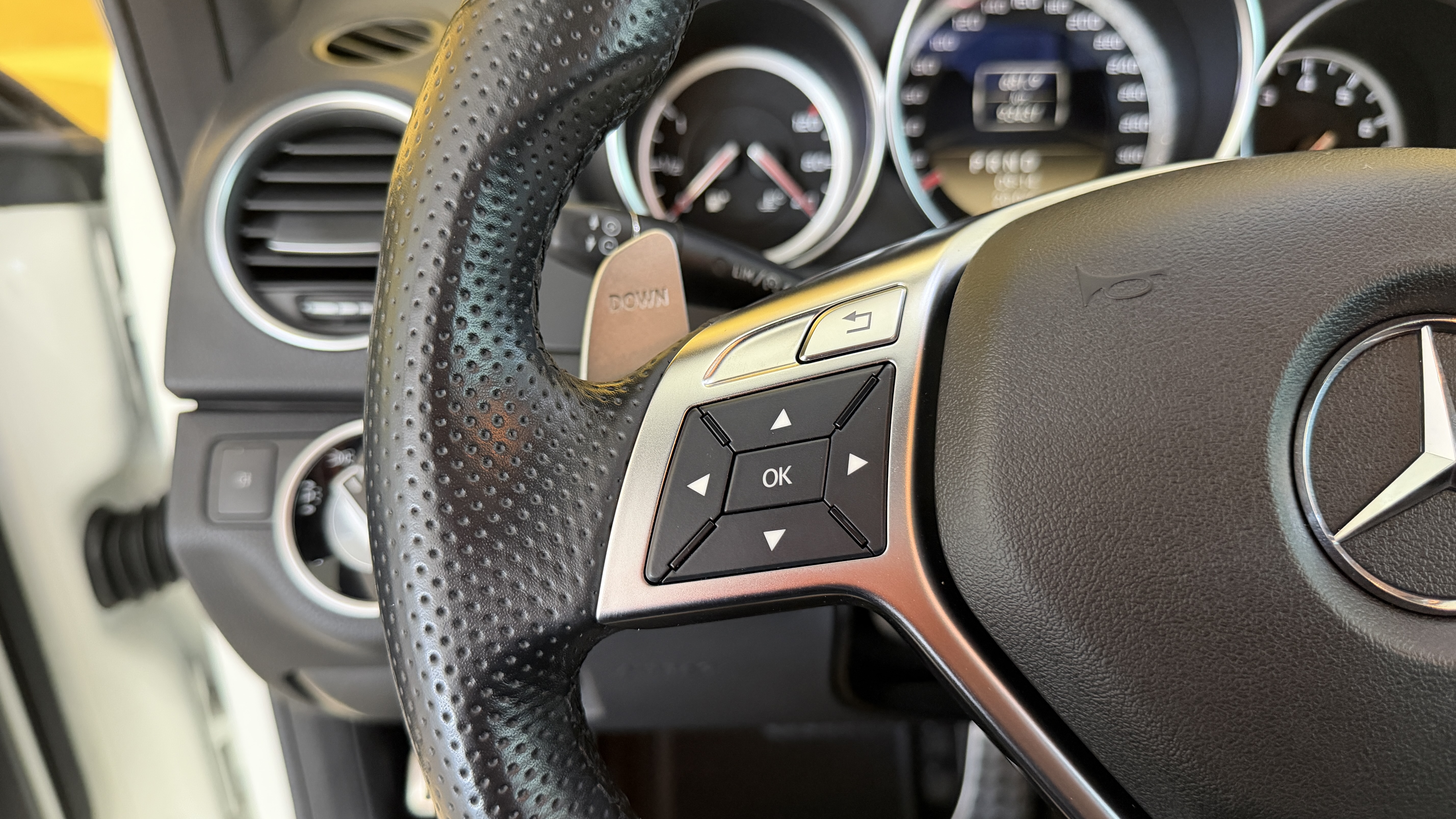 Daumennagel 27 - Mercedes-Benz C 63 AMG PANO SHZ TEMPOMAT TOT WINKEL
