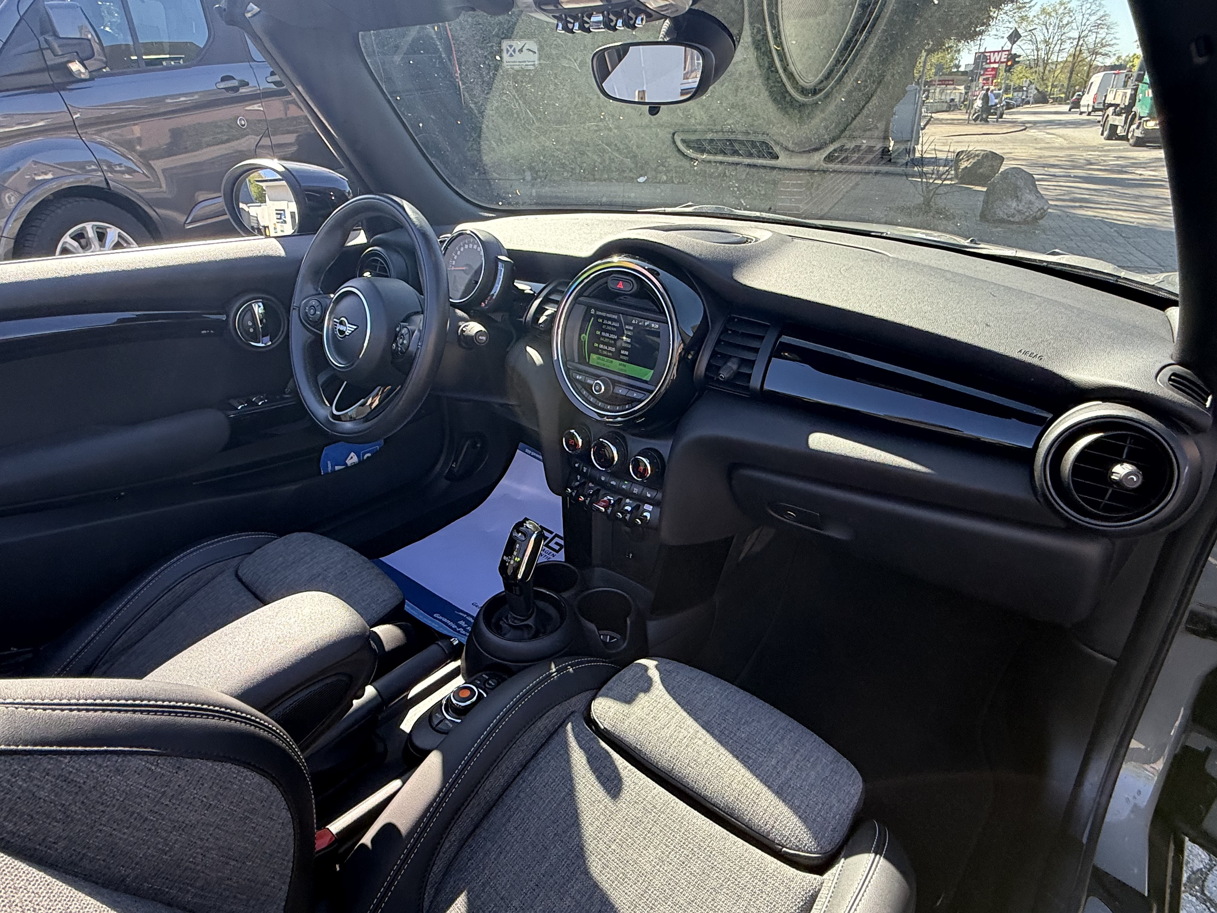 Daumennagel 18 - MINI Cooper Cabrio 1,5 Chili Automatik LED Navi PDC SHZ Klima