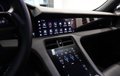 Daumennagel 16 - Porsche Taycan 4 S Head-up-Display