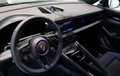 Daumennagel 13 - Porsche Macan Electric 4 Passenger Display