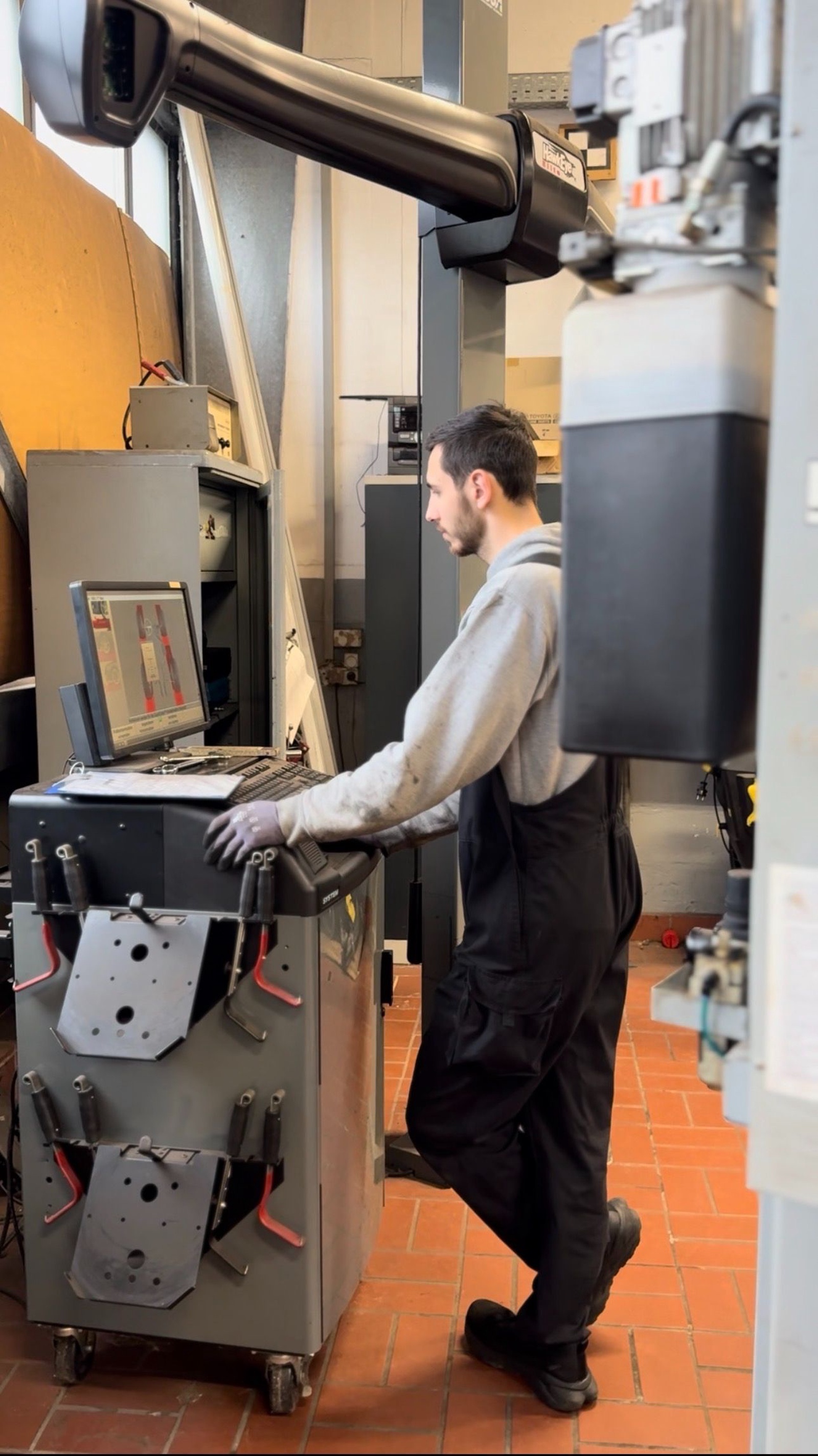 Achsvermessung Wildau Autohaus Dietz – Diagnosegerät und Techniker in der Werkstatt