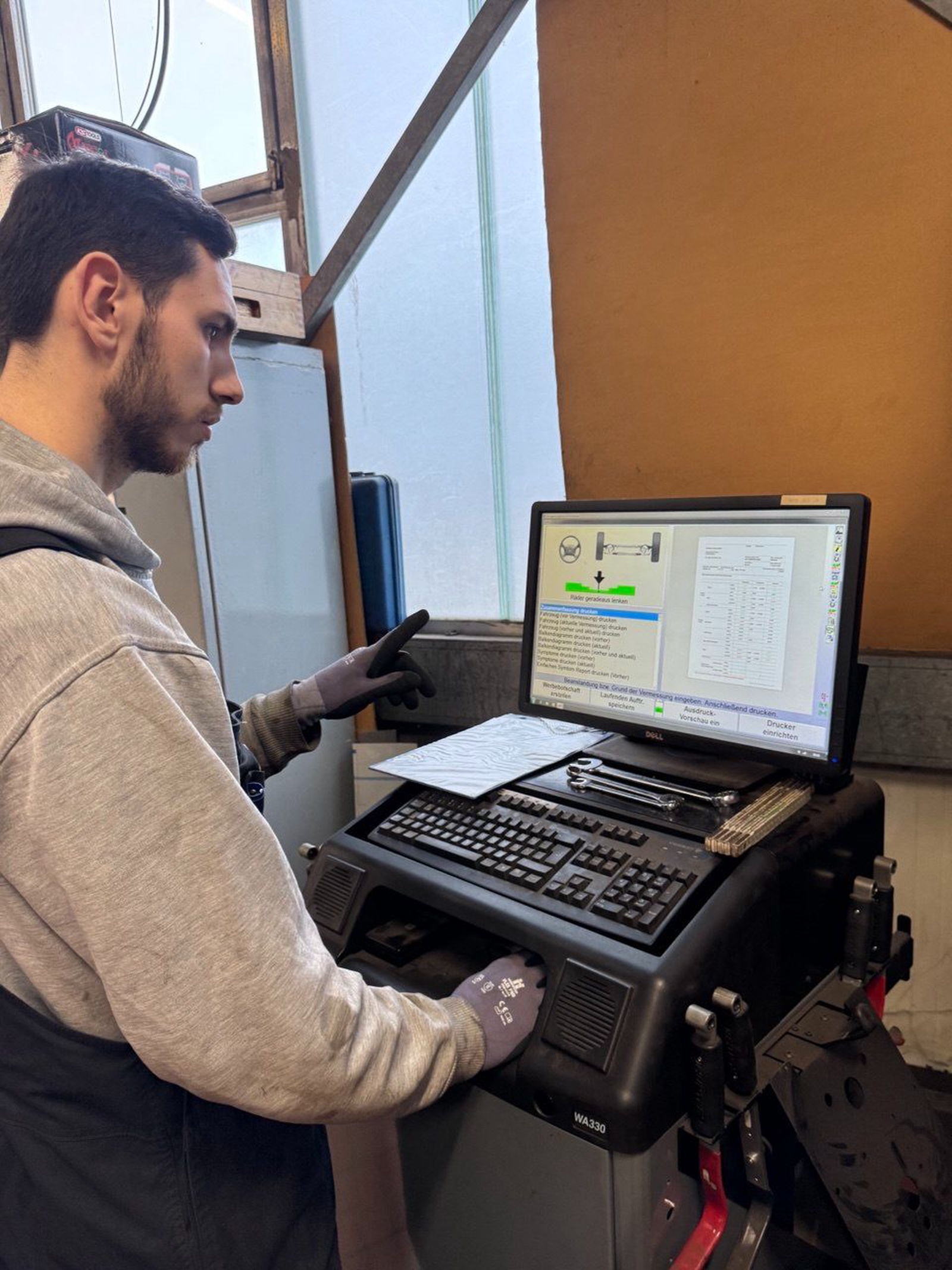 Achsvermessung Wildau Autohaus Dietz – Techniker am Messstand