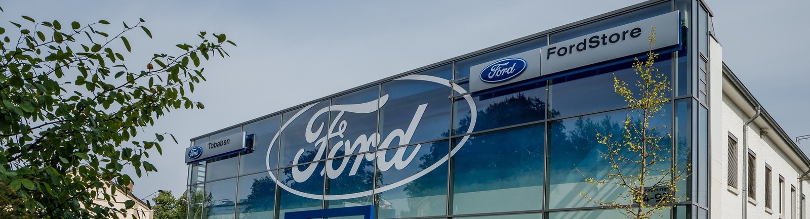 Autorisierter Neuwagen Händler mit Ford Store