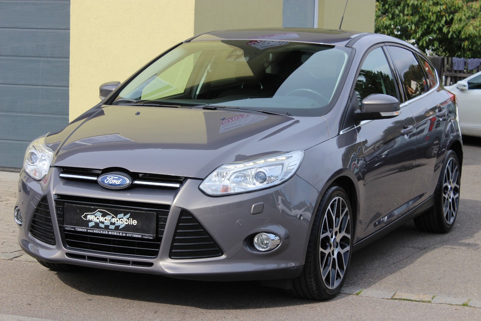 Ford Focus Titanium Automatik PDC BiXenon Schiebedach AHK Navi