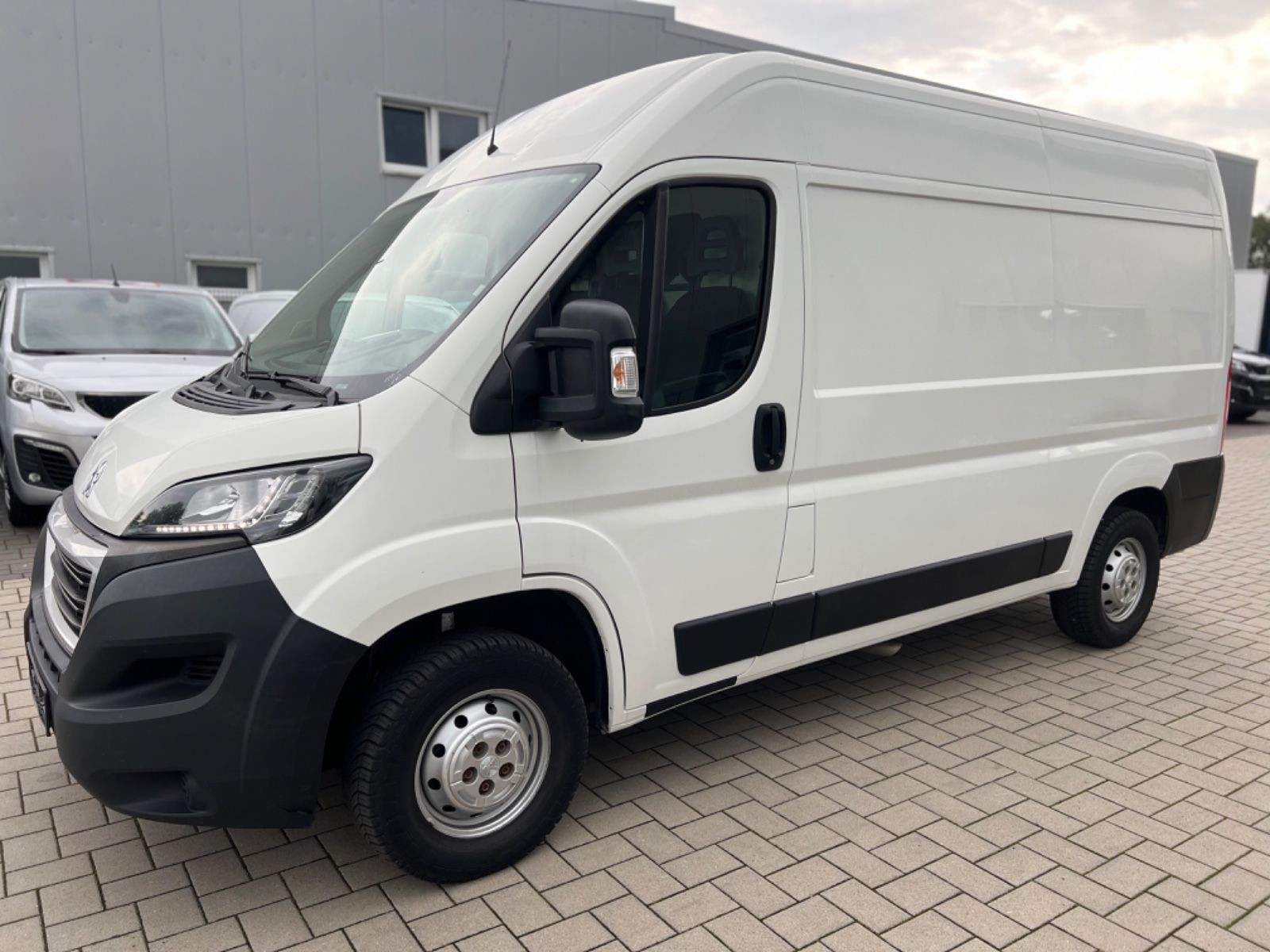 Peugeot Boxer Kasten 330 L2H2 Kamera/Standheizung/PDC+