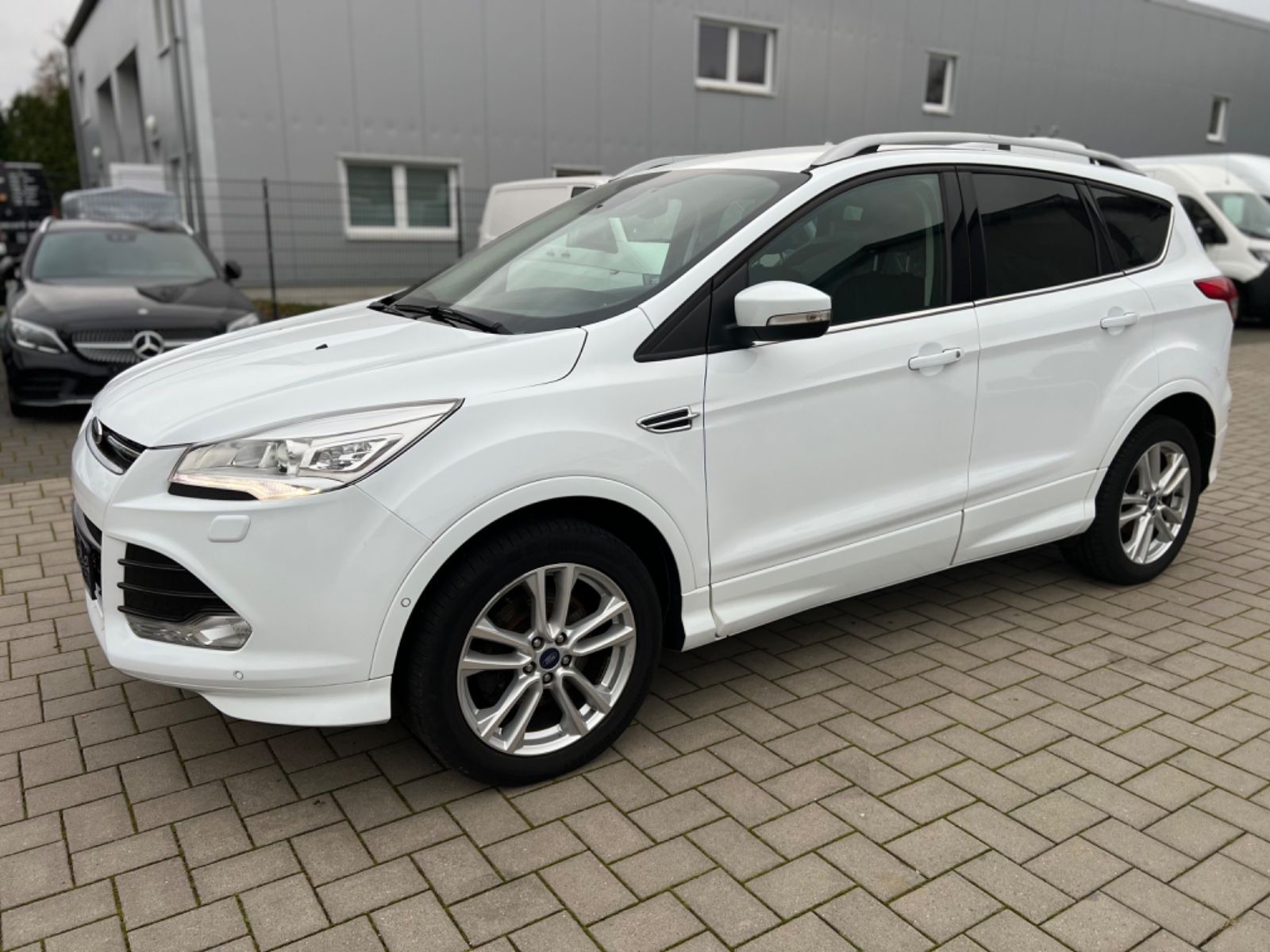 Ford Kuga Individual Titanium Plus/Xenon/PDC/LKW