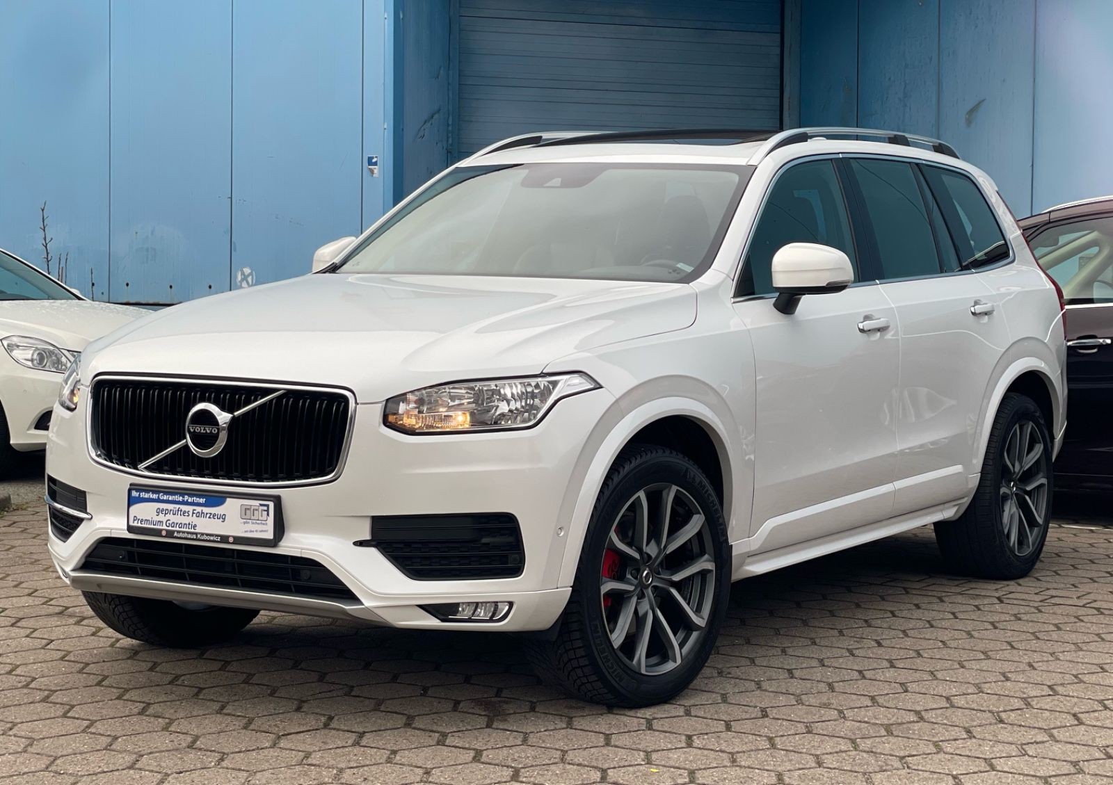 Volvo XC90 D5 Momentum AWD*7-SITZER*AHK*PANO*STANDHZG*
