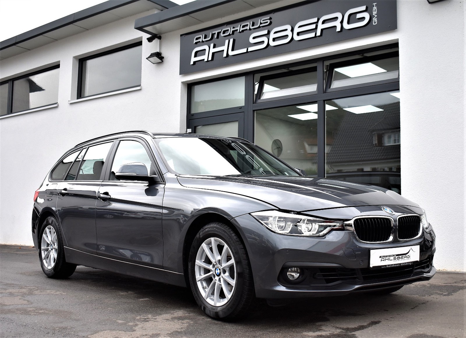BMW 320i Touring Advantage /Navi/LED/AHK/Panorama/SHZ/PDC