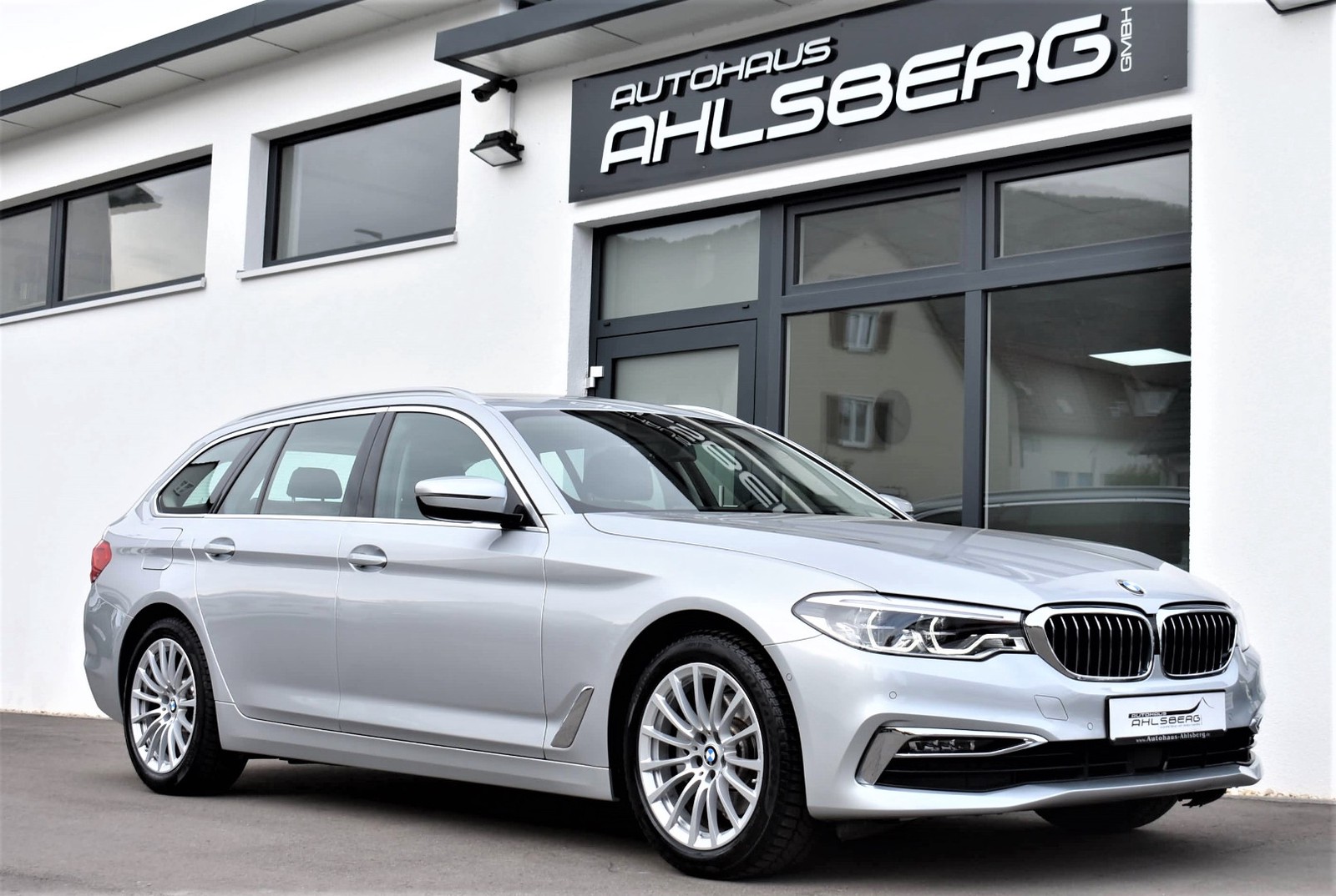 BMW 520i Luxury Line LED/HUD/Keyless/Pano/Navi