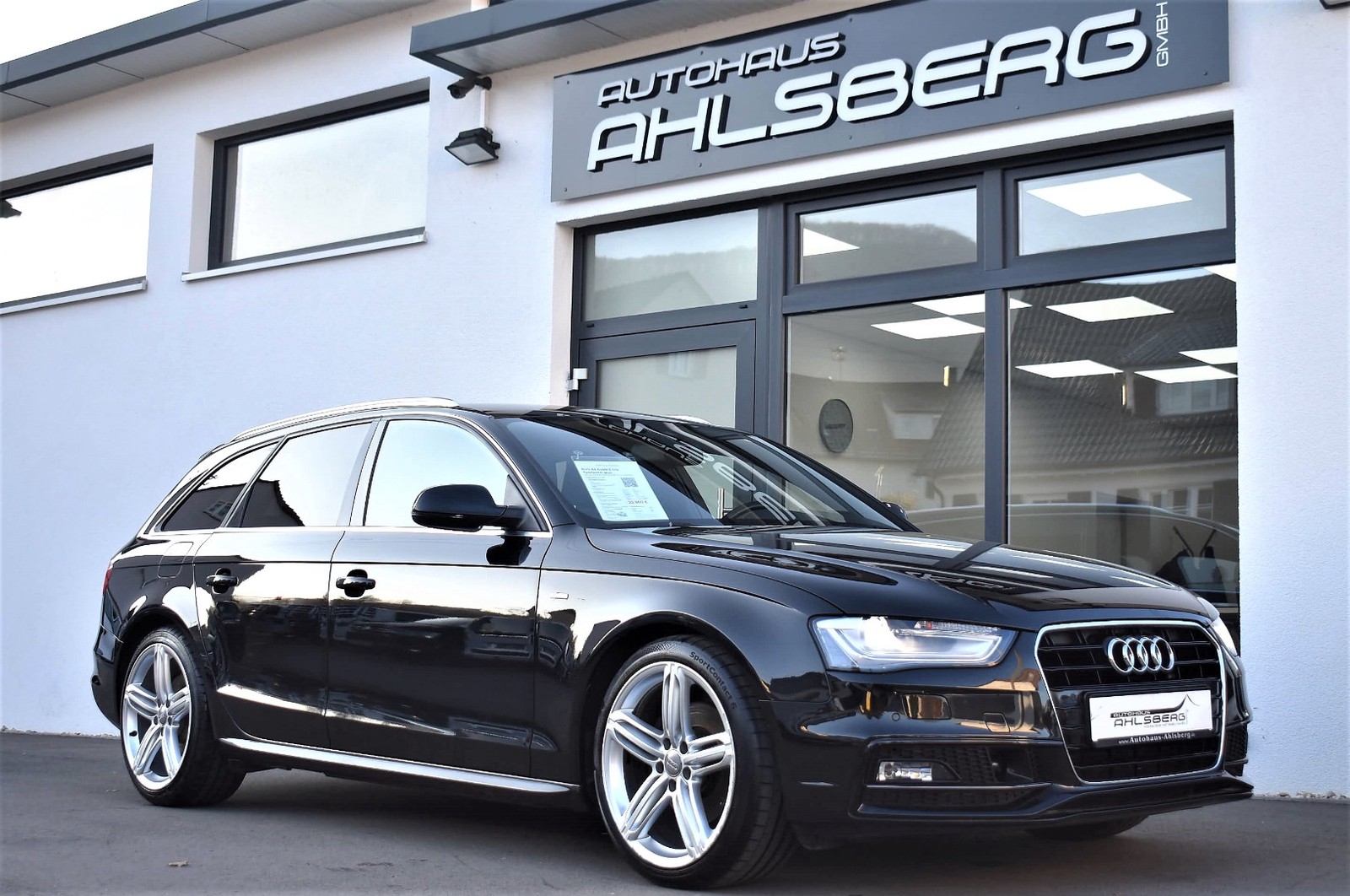 Audi A4 Avant S line Sportpaket plus /NAVI/LEDER/BI-XENON/AHK/ACC/LANE/B&O