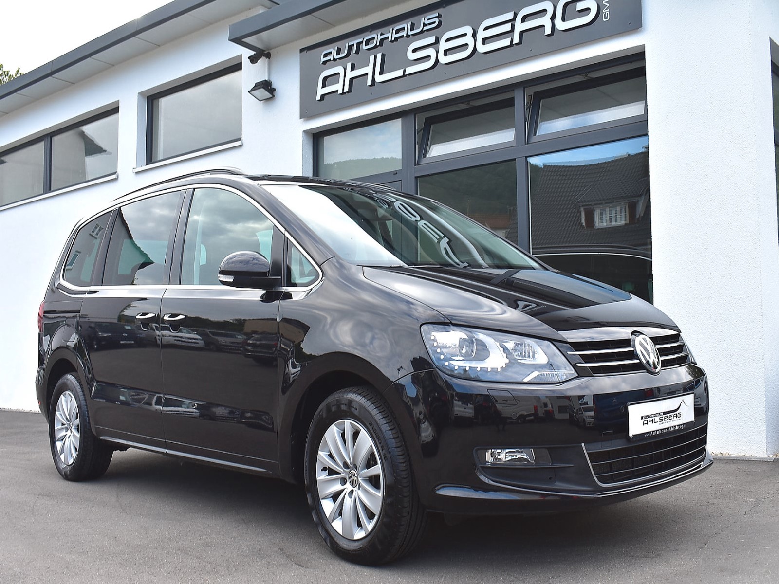 Volkswagen Sharan Comfortline BMT ACC/7-Sitzer/AHK/Pano/Bi-XENON/Navi