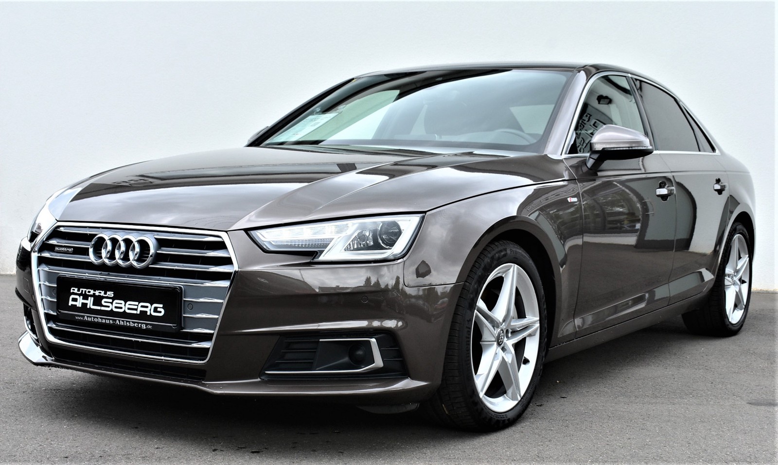 Audi A4 sport quattro S-tronic S line Sport / Plus Standheiz/ACC/Virtual/Navi/Bi-Xenon/AHK
