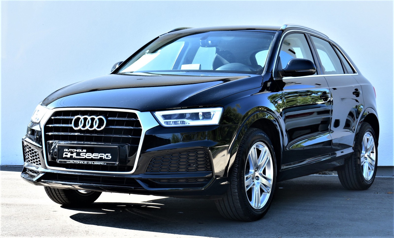 Audi Q3 2.0 TDI quattro S-Tronic S-line /NAVI/LED/AHK/SHZ/PDC/TEMPOMAT