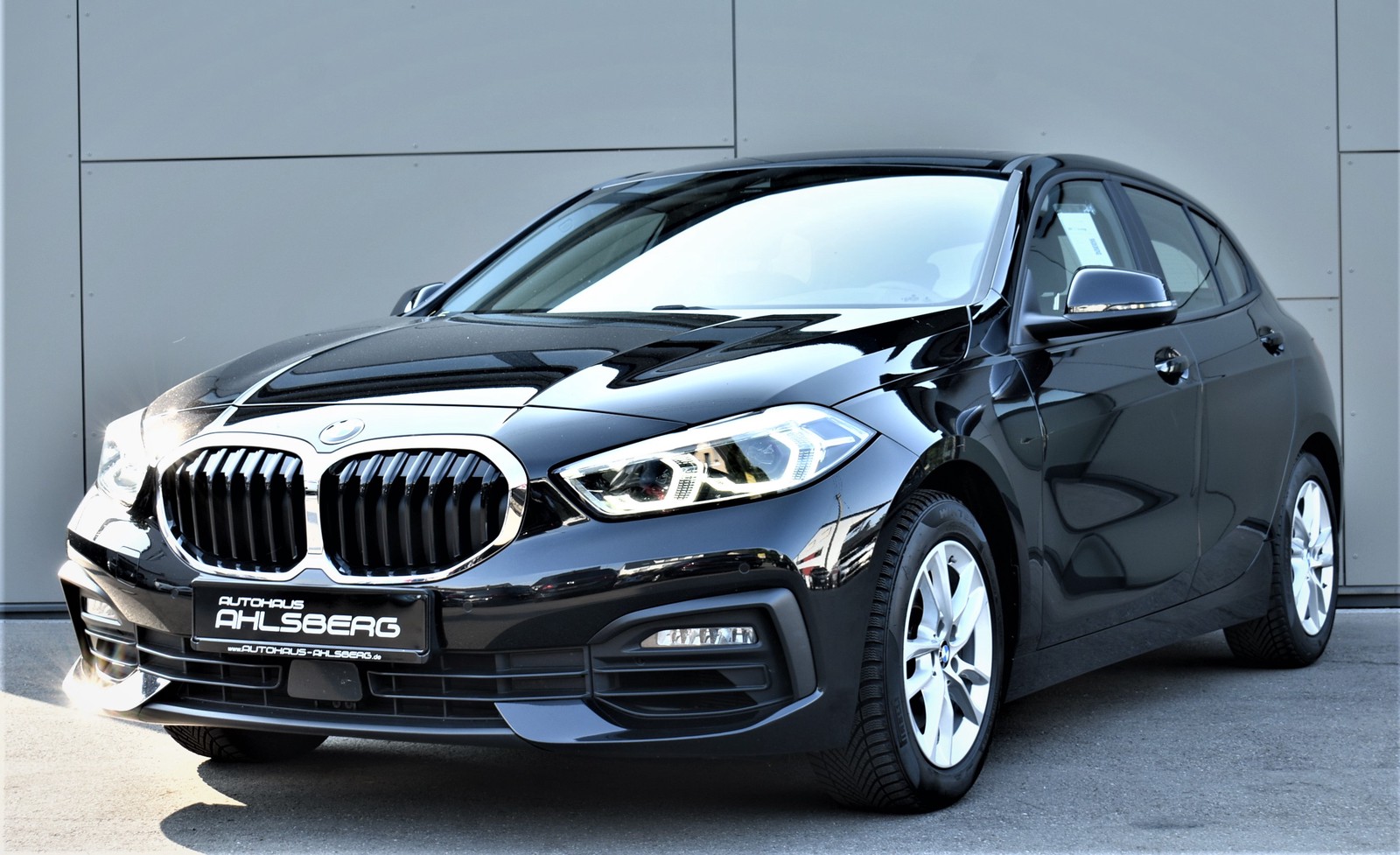 BMW 118 i Advantage NAVI/LED/AHK/PANO/LIVE