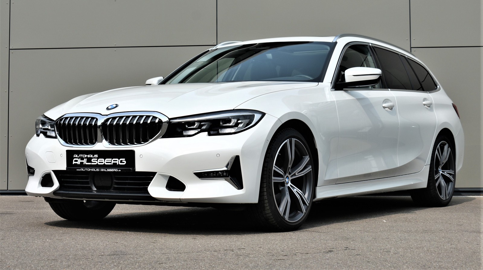 BMW 320 d xDrive Luxury Line LIVE/STHZ./PANO/ACC/AHK