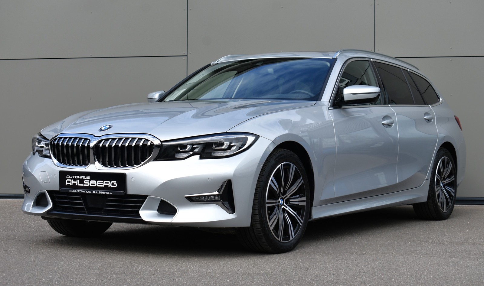 BMW 320XD Luxury Line LIVE/LED/ACC/AHK/PANO/18"