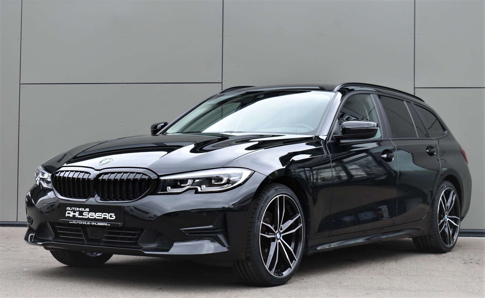 BMW 320 i Sport Line LIVE.C/ACC/LED/AHK/PANO/LEDER