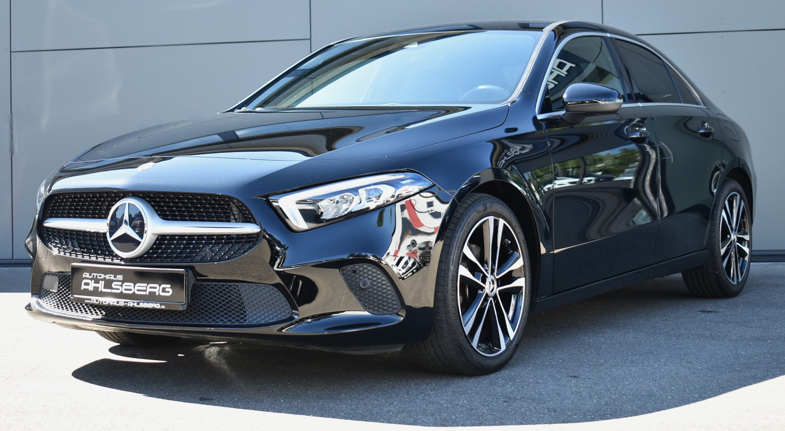 Mercedes-Benz A 180 Lim. MBUX/LED/NAVI/PDC/CAR-PLAY/SHZ/TEMPOMAT
