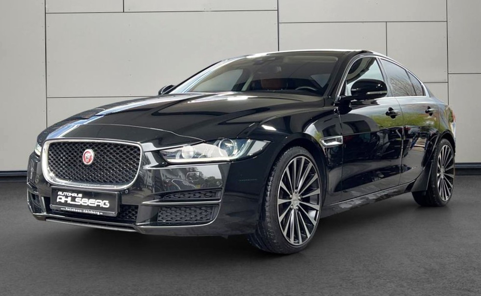 Jaguar XE 20d Portfolio LED/PANO/GSD/MERIDIAN/HUD/LEDER