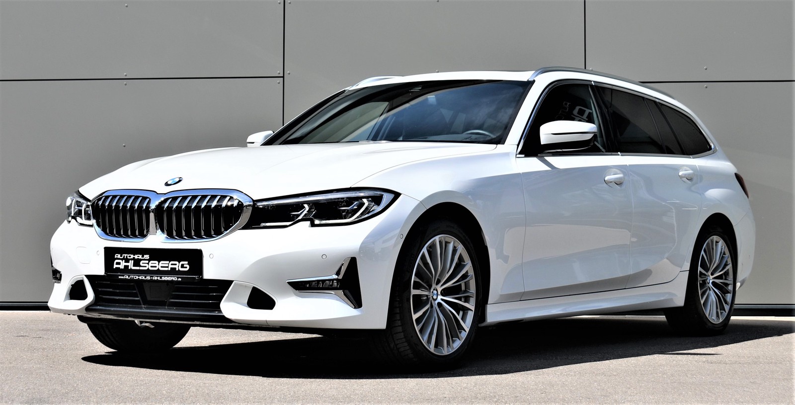 BMW 320 XD LUXURY LINE/ LIVE/ACC/STAND./PANO/RFK/KEYLESS